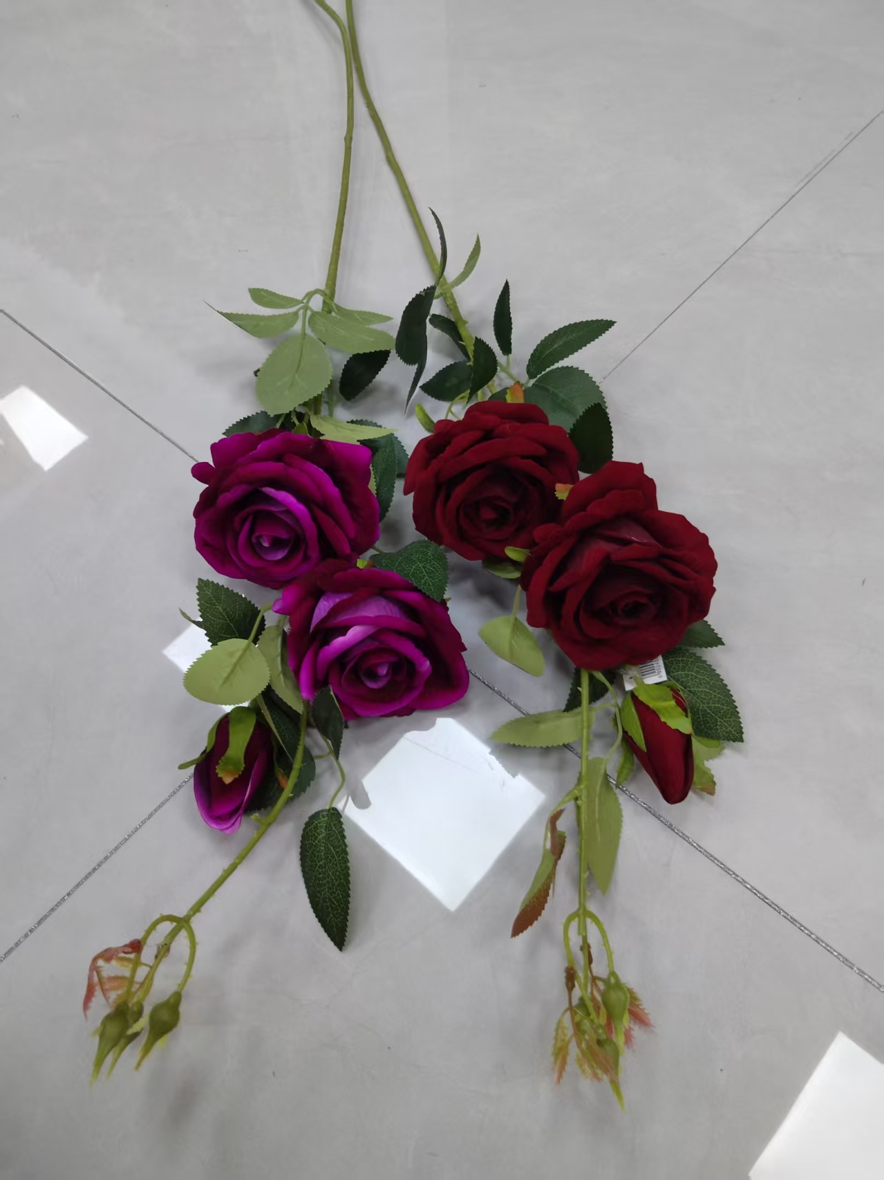 Factory direct sales of artificial high-branch 2-flower 1-bud velvet rose bouquets, luxurious wrapped roses, plastic flowers, artificial flowers, silk flowers, artificial flowers, wedding indoor and outdoor DIY decorative flowers, shooting props, in stock, replenishing cabinets 1120323 Application Scenario