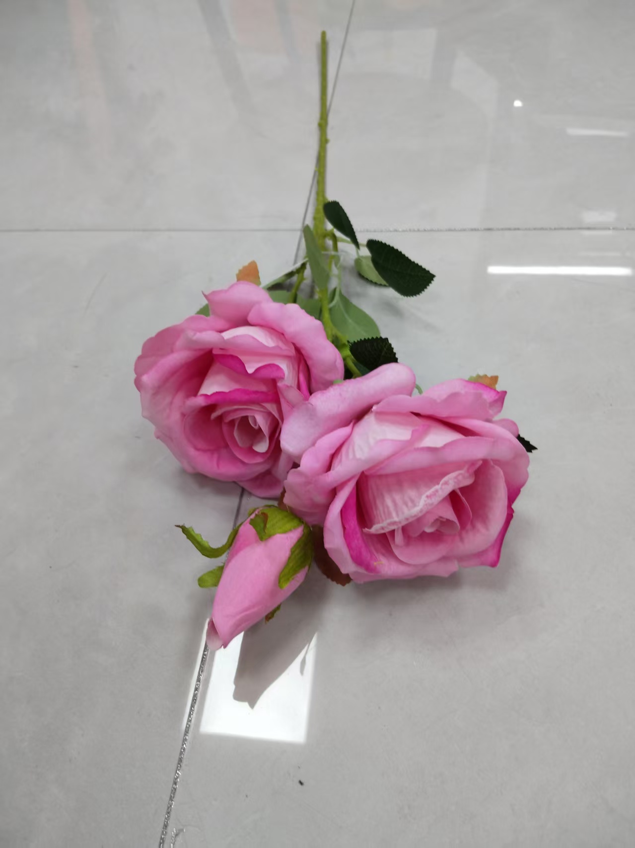Wholesale velvet rose artificial flowers, decorative flowers, plastic flowers, artificial flowers, DIY handcrafted flowers, home decoration materials, plastic flowers, 18-head artificial flowers, white silk flowers, plastic flowers, artificial flowers, wedding DIY handcrafted flowers, artificial flowers, shooting props Application Scenario