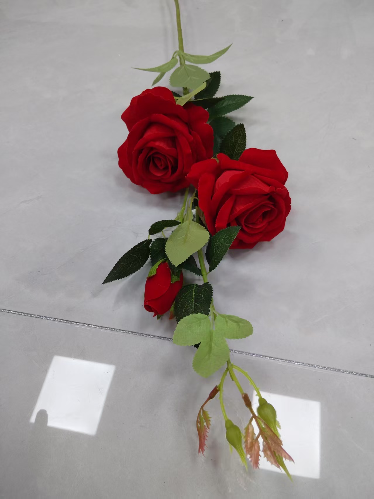 Factory direct sales of artificial high-branch 2-flower 1-bud velvet rose bouquets, luxurious wrapped roses, plastic flowers, artificial flowers, silk flowers, artificial flowers, wedding indoor and outdoor DIY decorative flowers, shooting props, in stock, replenishing cabinets 1120323