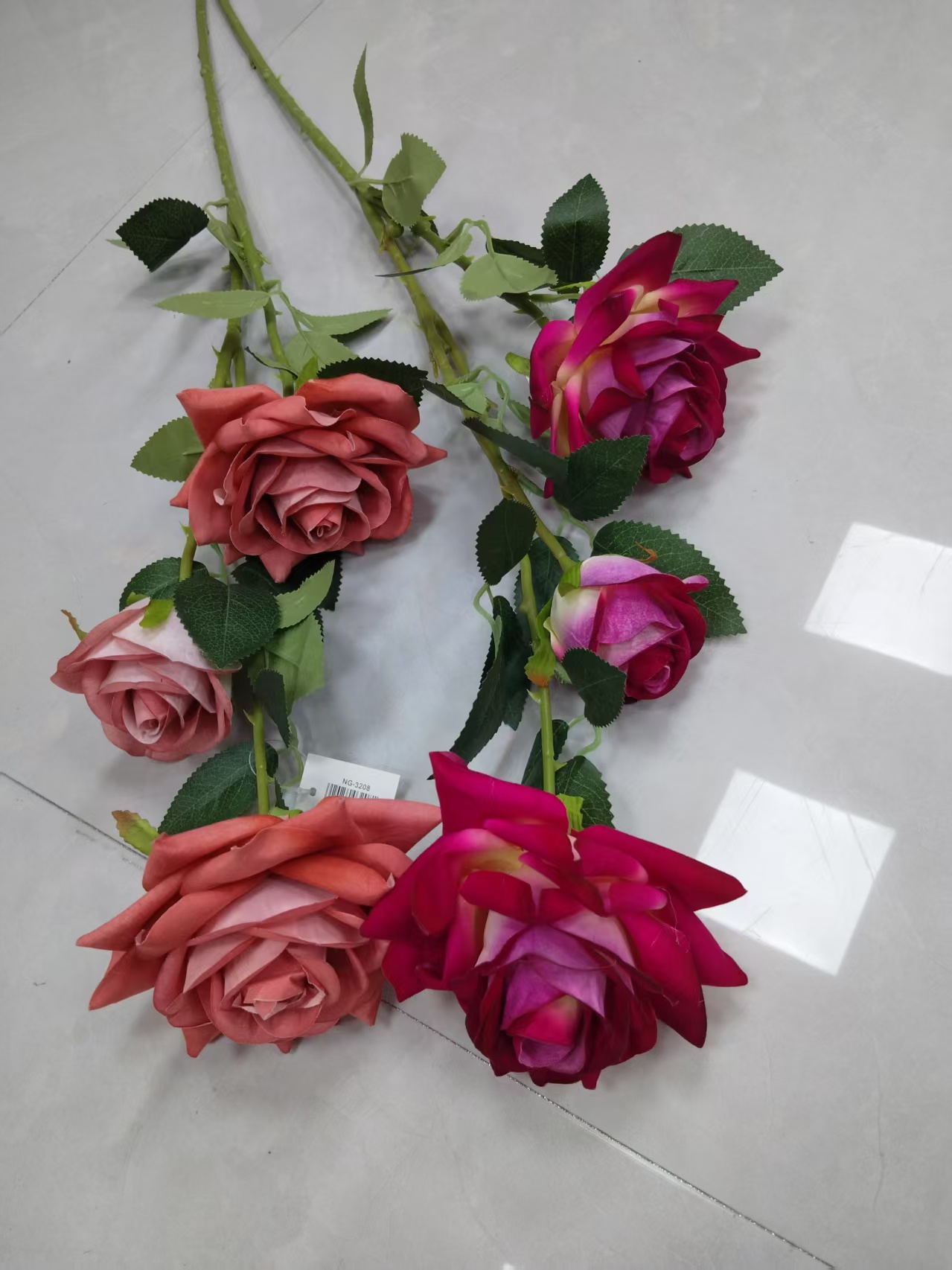 Simulated tall branches, 2 flowers, 1 bud, velvet rose bouquet manufacturer, direct crown, wrapped rose, plastic flower, artificial flower, silk flower, artificial flower, wedding indoor and outdoor DIY decorative flower, shooting props in stock, replenished in the cabinet Item Picture