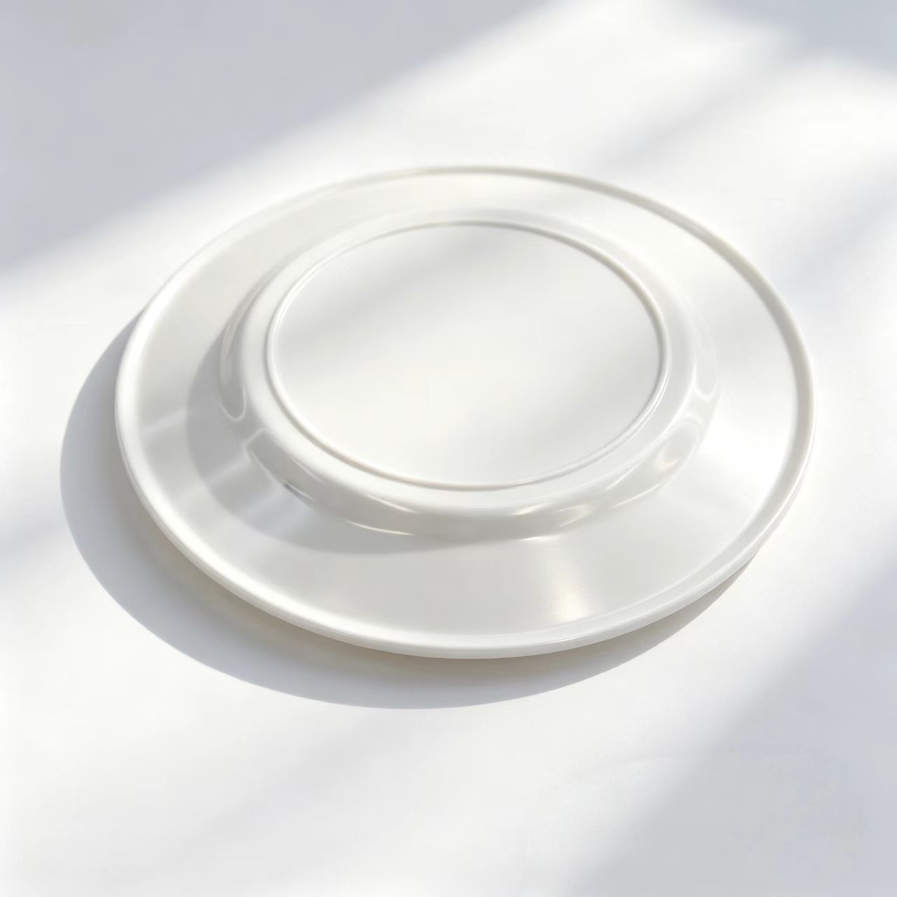 Melamine tableware is in stock and available for wholesale. Floral pattern imitation porcelain tableware and round shallow flat plates can be sold by the ton Application Scenario