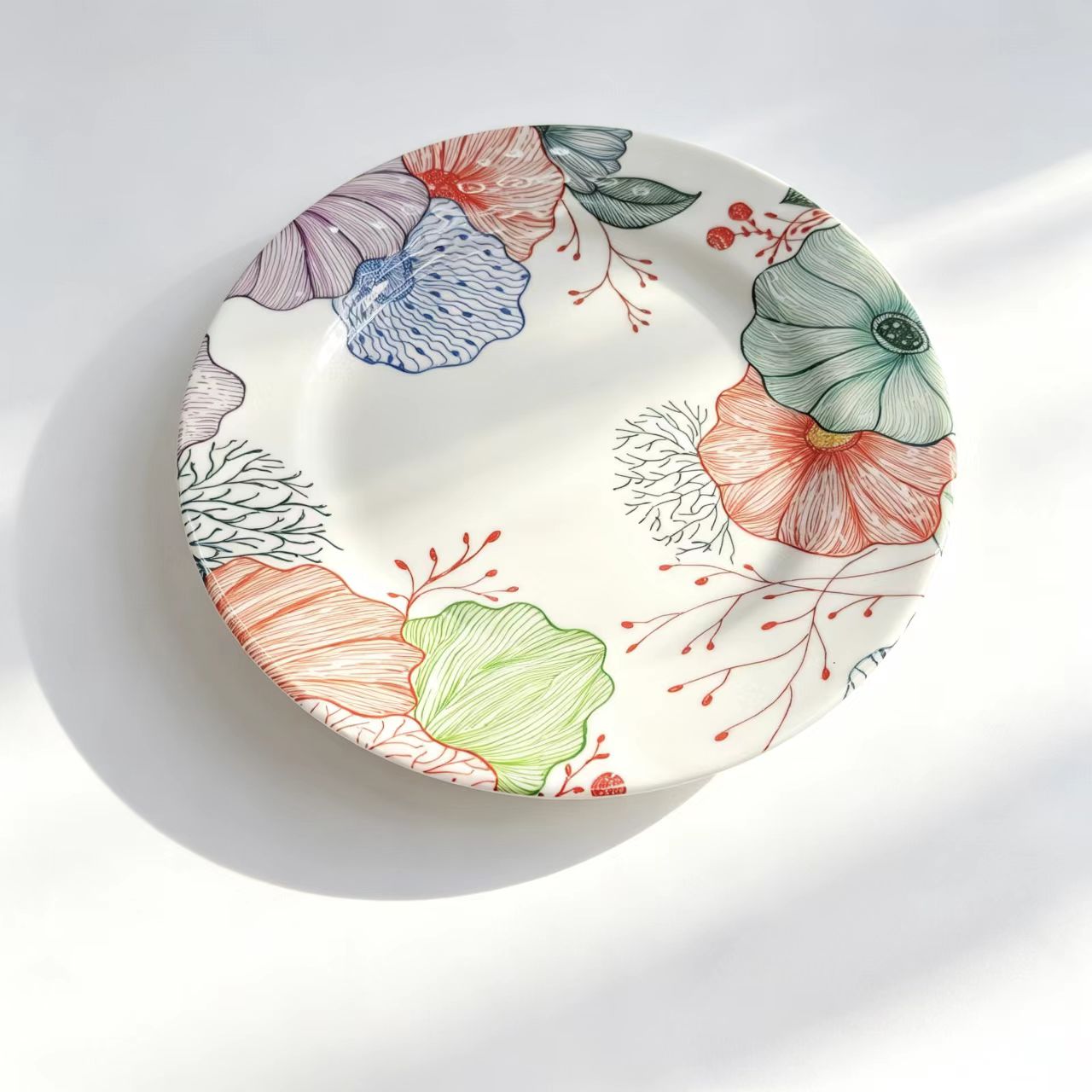 Melamine tableware is in stock and available for wholesale. Floral pattern imitation porcelain tableware and round shallow flat plates can be sold by the ton