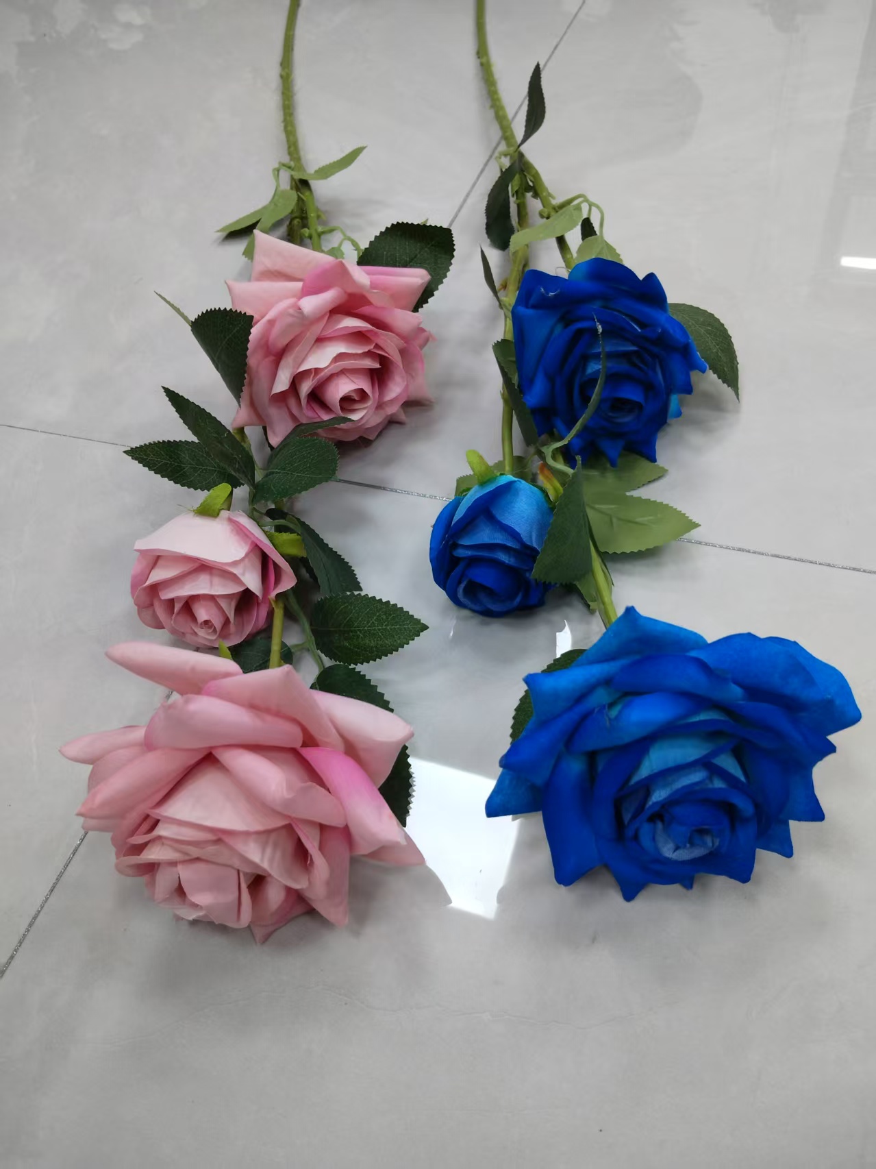 Simulated tall branches, 2 flowers, 1 bud, velvet rose bouquet manufacturer, direct crown, wrapped rose, plastic flower, artificial flower, silk flower, artificial flower, wedding indoor and outdoor DIY decorative flower, shooting props in stock, replenished in the cabinet