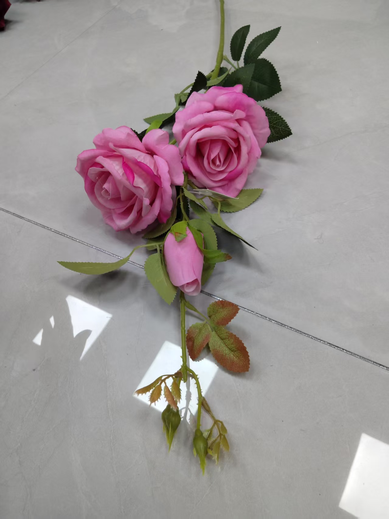 Factory direct sales of artificial high-branch 2-flower 1-bud velvet rose bouquets, luxurious wrapped roses, plastic flowers, artificial flowers, silk flowers, artificial flowers, wedding indoor and outdoor DIY decorative flowers, shooting props, in stock, replenishing cabinets 1120323 details Picture