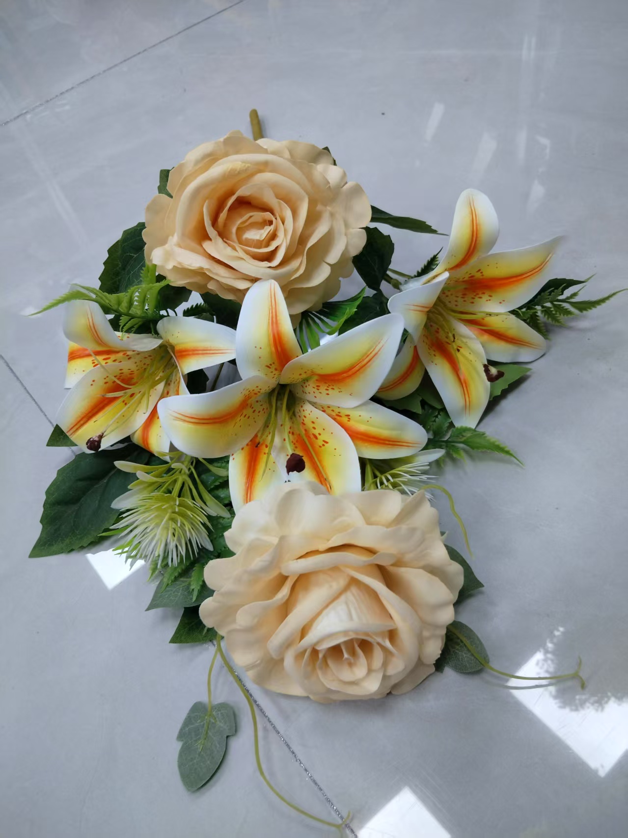 Factory direct sales of 7-head small rolled-edge wrapped rose plastic flowers, artificial flowers, silk flowers, artificial flowers, wedding indoor and outdoor DIY decorative flowers, shooting props in stock, replenished in the cabinet Item Picture