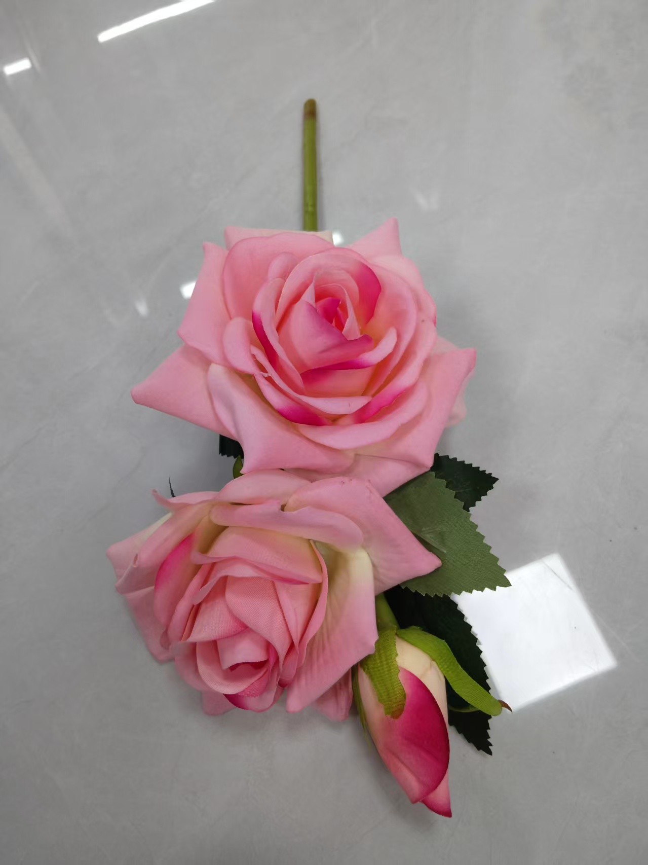 Factory direct sales of 2-flower 1-bud velvet rose bouquets, wrapped roses, plastic flowers, artificial flowers, silk flowers, artificial flowers, wedding indoor and outdoor DIY decorative flowers, shooting props, in stock, replenishing cabinets 112032308 Specification image