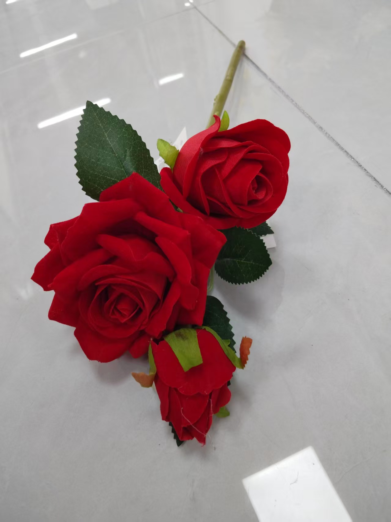 Simulated 1 flower bud 1, velvet rose bouquet manufacturer wholesale, lace wrapped rose, plastic flower, artificial flower, silk flower, artificial flower, wedding indoor and outdoor DIY decorative flower, shooting props in stock, replenishing cabinet Application Scenario
