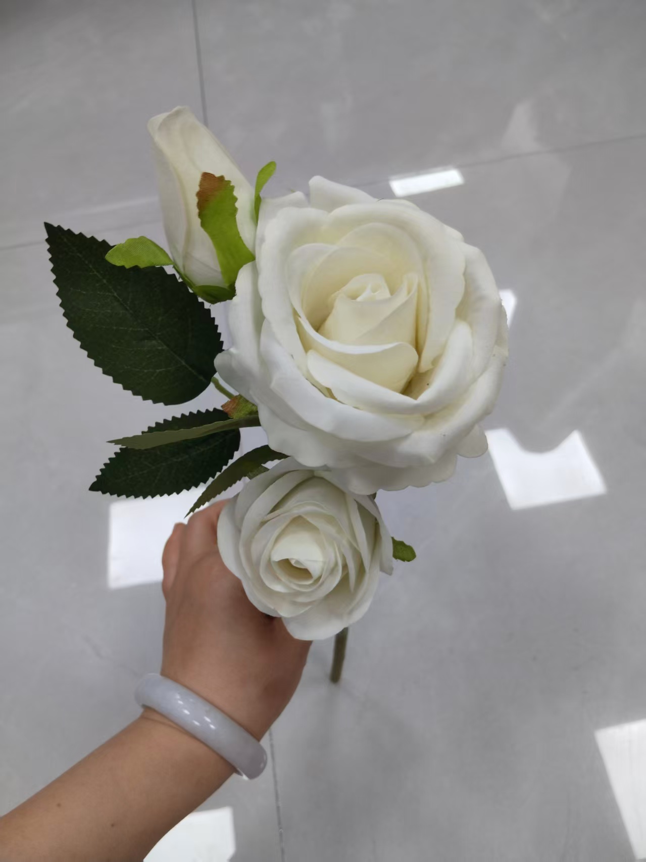 Simulated 1 flower bud 1, velvet cloth round rose bouquet manufacturer wholesale, lace wrapped rose, plastic flower, artificial flower, silk flower, artificial flower, wedding indoor and outdoor DIY decorative flower, shooting props in stock, replenishing cabinet Application Scenario