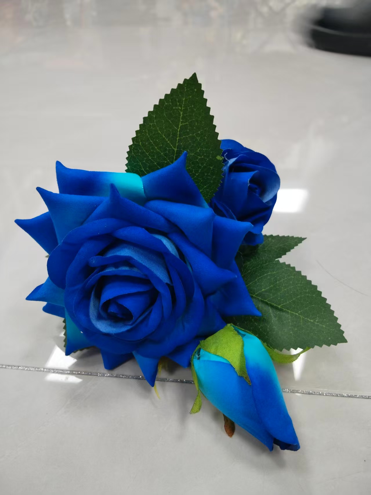 仿真1花蕾1苞绒布塑料玫瑰花束厂家批发花边包裹玫瑰塑料花假花绢花人造花婚庆室内外DIY装饰花拍摄道具现货补柜