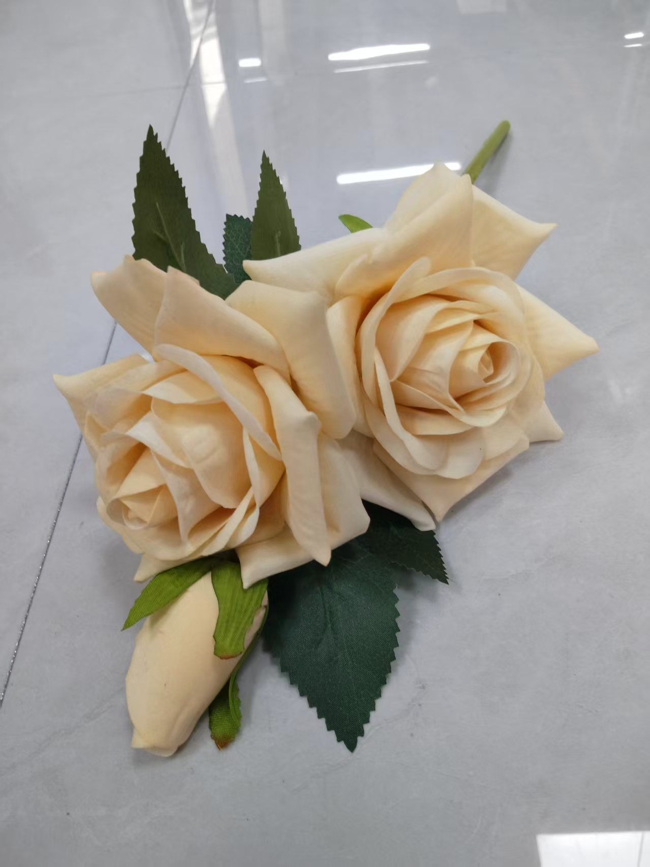 Factory direct sales of 2-flower 1-bud velvet rose bouquets, wrapped roses, plastic flowers, artificial flowers, silk flowers, artificial flowers, wedding indoor and outdoor DIY decorative flowers, shooting props, in stock, replenishing cabinets 112032308 Item Picture