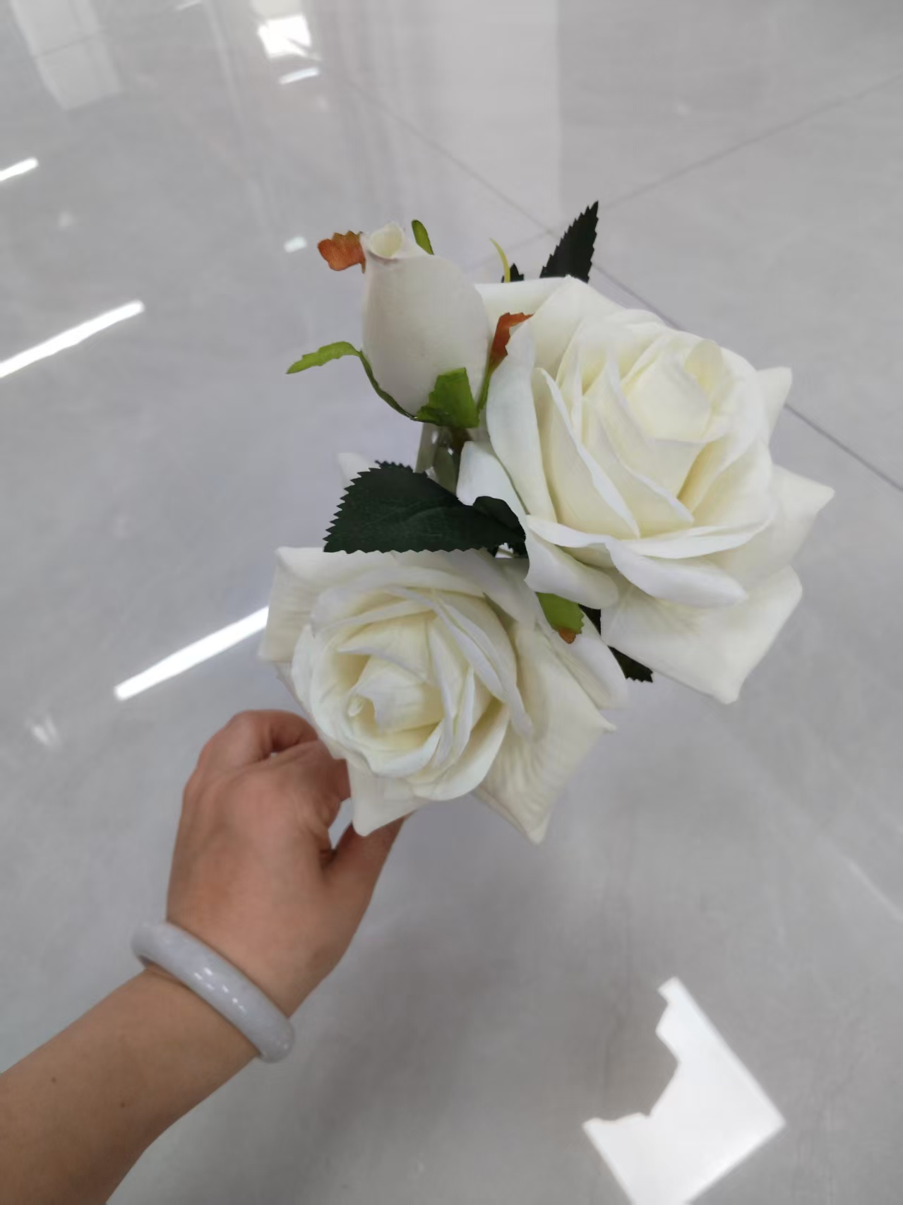Factory direct sales of 2-flower 1-bud velvet rose bouquets, wrapped roses, plastic flowers, artificial flowers, silk flowers, artificial flowers, wedding indoor and outdoor DIY decorative flowers, shooting props, in stock, replenishing cabinets 112032308