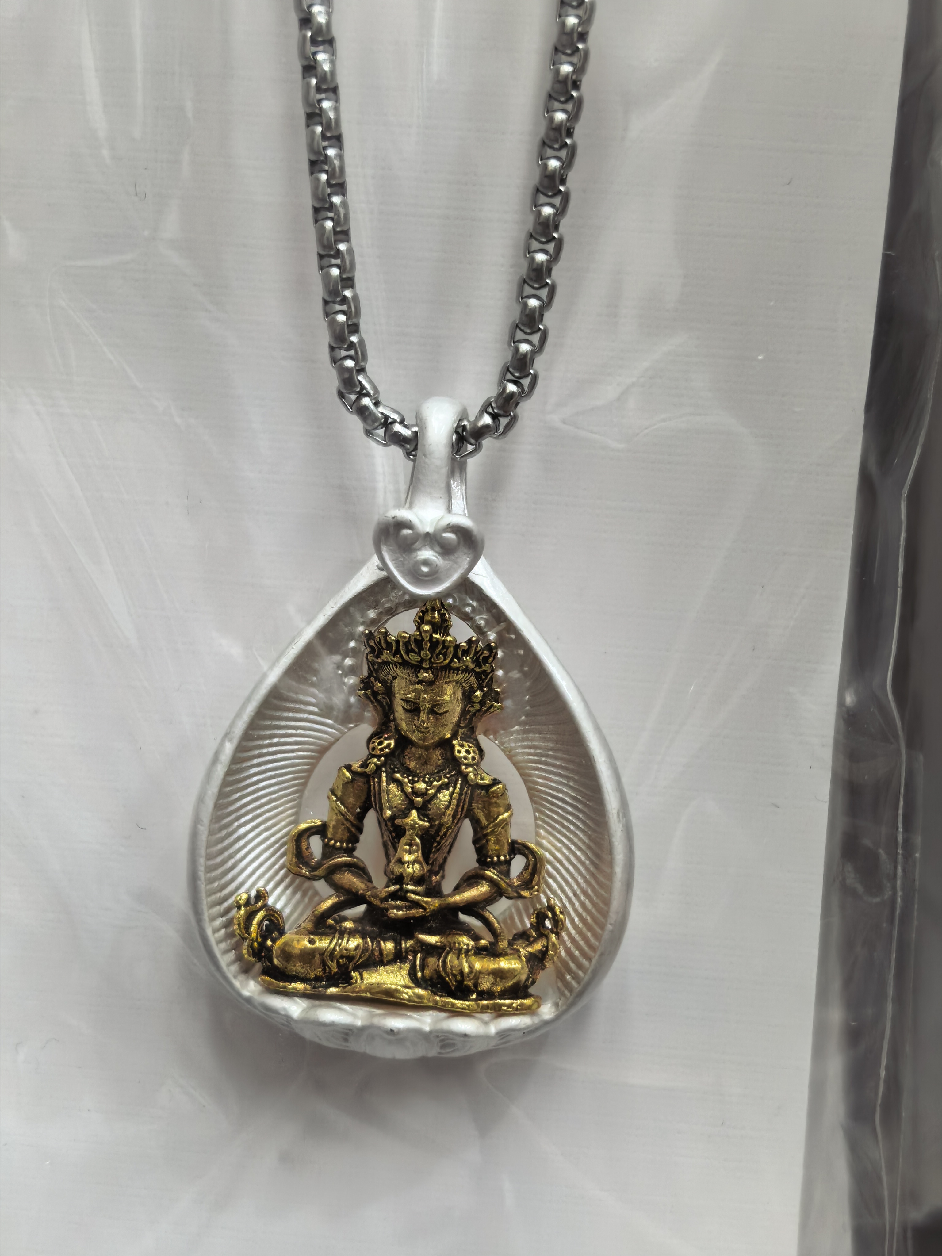 Buddha pendant necklace Application Scenario