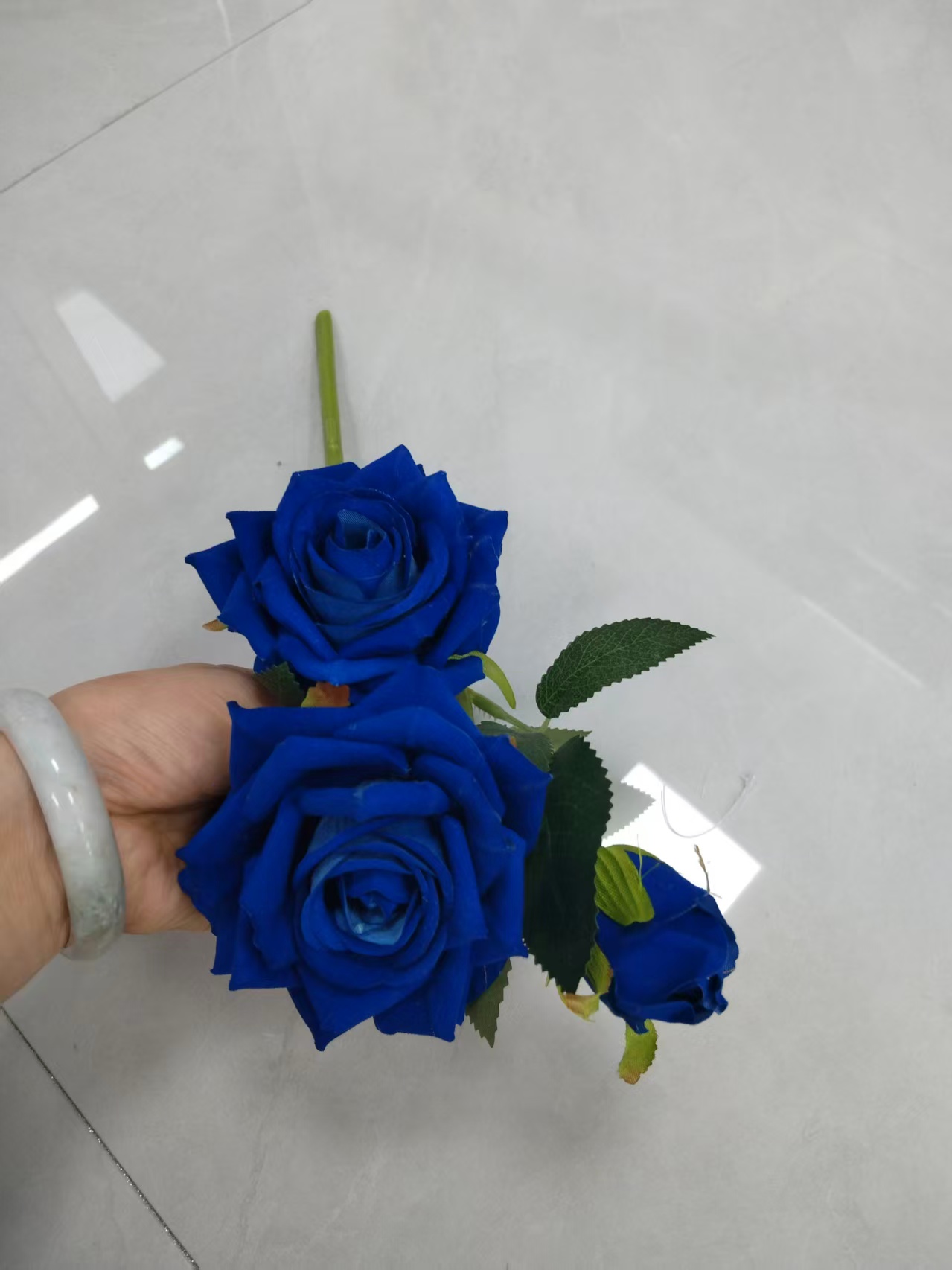仿真2花1苞绒布玫瑰花束厂家批发花边包裹玫瑰塑料花假花绢花人造花婚庆室内外DIY装饰花拍摄道具现货补柜112032308
