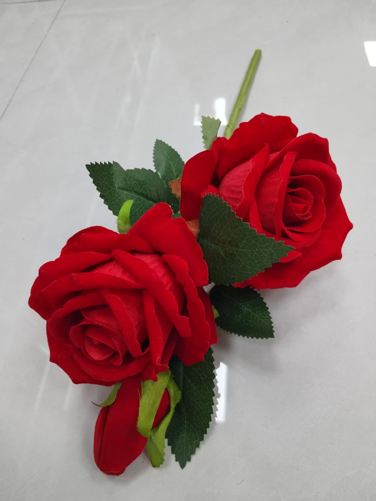 Simulated 2-flower 1-bud velvet rose bouquet manufacturer wholesale round wrapped rose, plastic flower, artificial flower, silk flower, artificial flower, wedding indoor and outdoor DIY decorative flower, shooting props in stock, replenishing cabinet 112032308