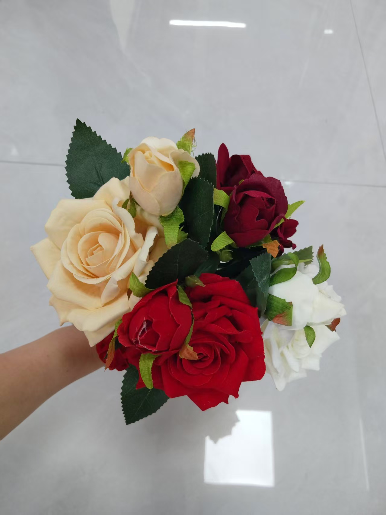 仿真1花蕾1苞绒布玫瑰花束厂家批发花边包裹玫瑰塑料花假花绢花人造花婚庆室内外DIY装饰花拍摄道具现货补柜
