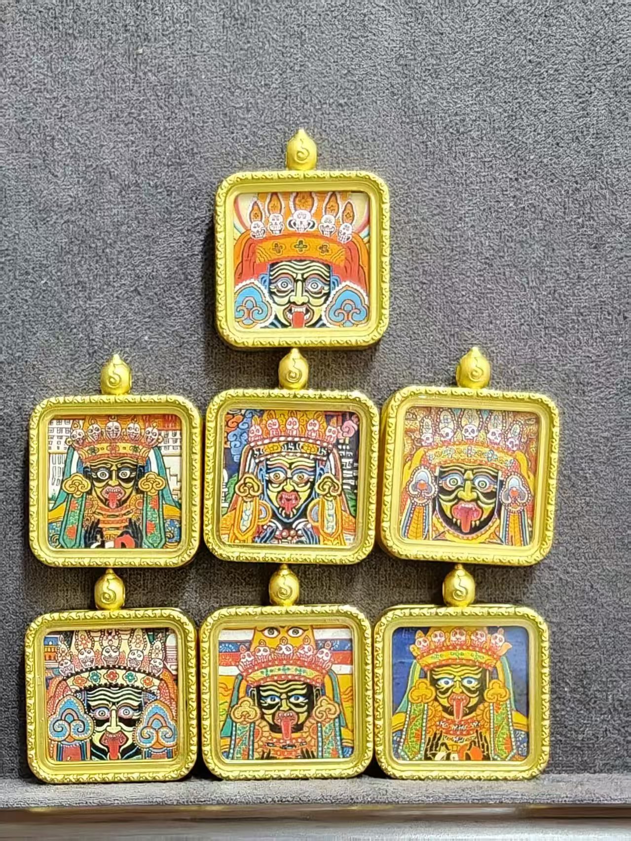 The small square Thangka Zaki Lam pendant is a Thangka pendant that brings wealth, good fortune, peace and auspiciousness. It is a Tibetan tradition details Picture