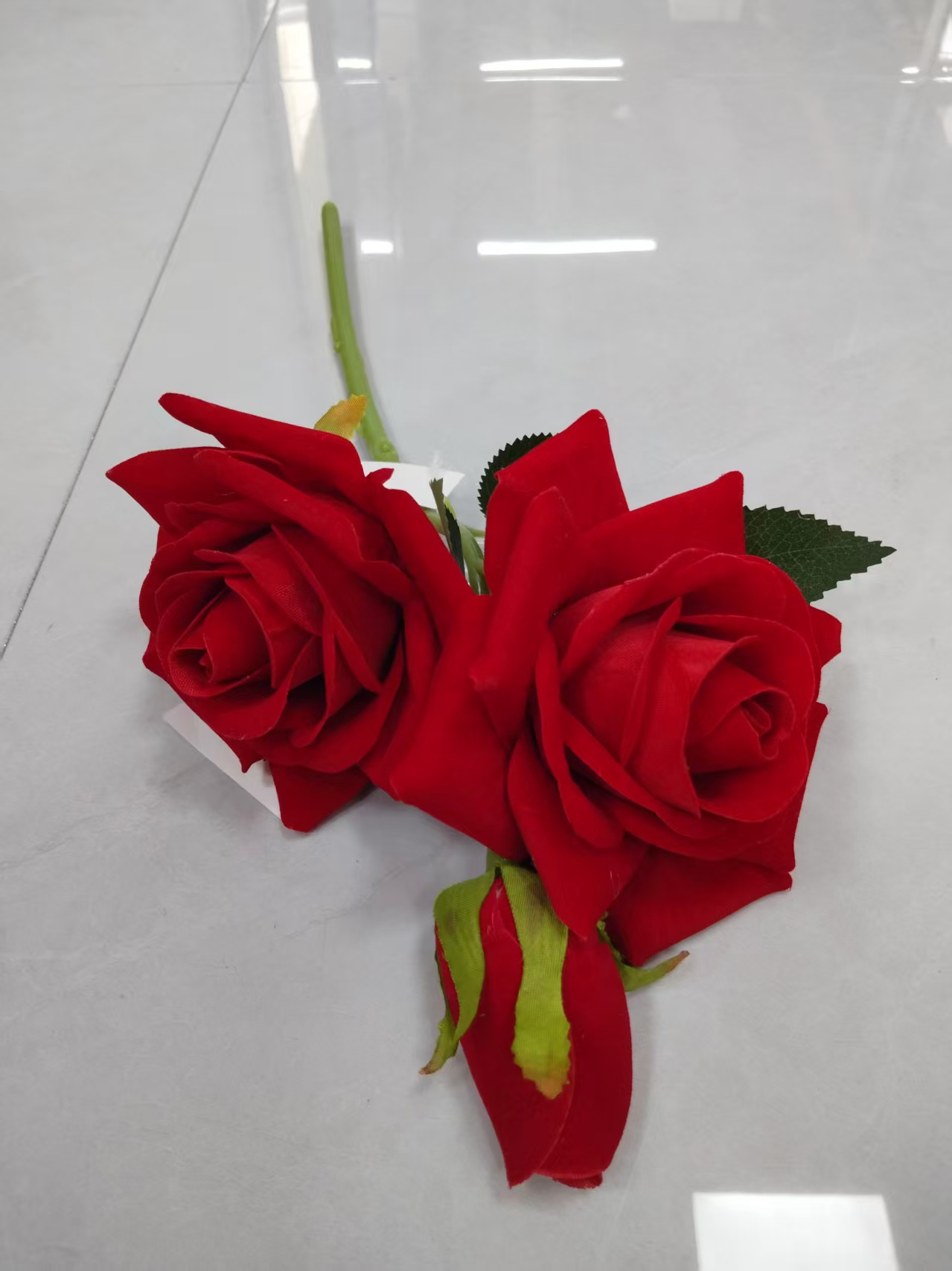 Factory direct sales of 2-flower 1-bud velvet rose bouquets, wrapped roses, plastic flowers, artificial flowers, silk flowers, artificial flowers, wedding indoor and outdoor DIY decorative flowers, shooting props, in stock, replenishing cabinets 112032308 Application Scenario