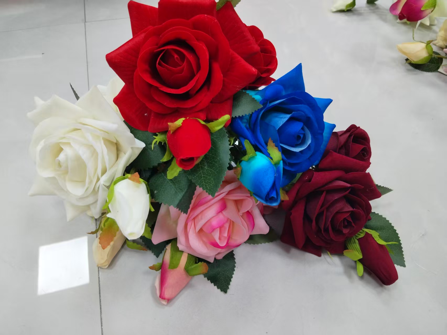 仿真1花蕾1苞绒布卷边玫瑰花束厂家批发花边包裹玫瑰塑料花假花绢花人造花婚庆室内外DIY装饰花拍摄道具现货补柜