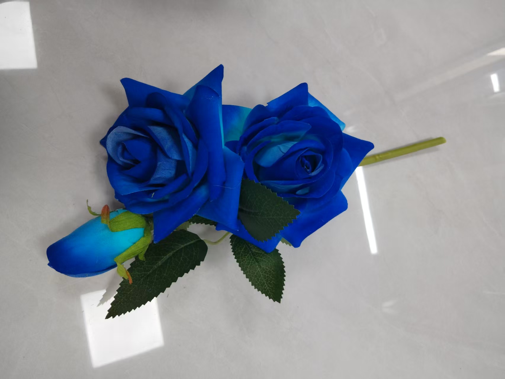 Factory direct sales of 2-flower 1-bud velvet rose bouquets, wrapped roses, plastic flowers, artificial flowers, silk flowers, artificial flowers, wedding indoor and outdoor DIY decorative flowers, shooting props, in stock, replenishing cabinets 112032308 details Picture