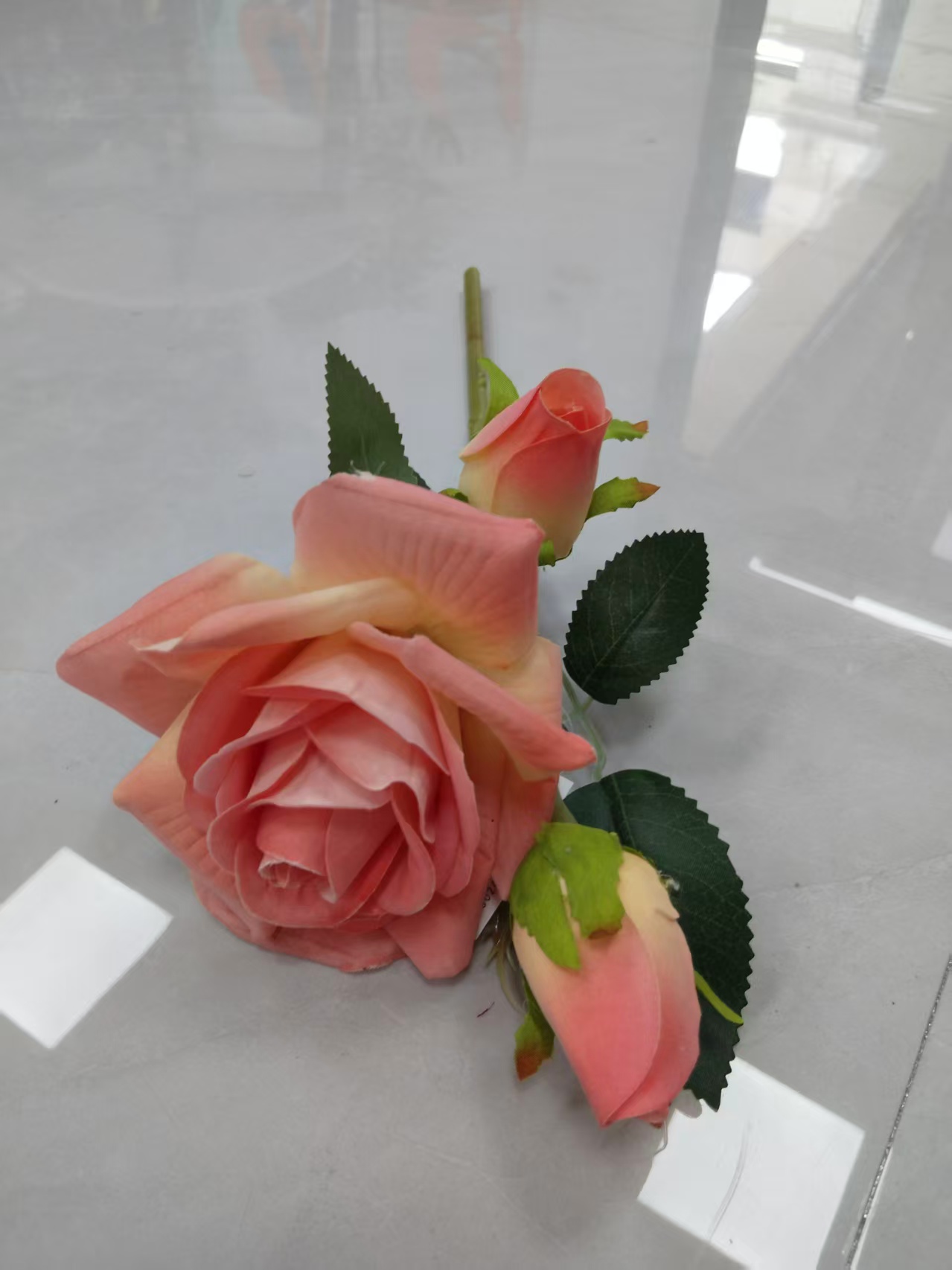 仿真1花2蕾绒布皇冠玫塑料花玫瑰花束厂家批发花边包裹玫瑰塑料花假花绢花人造花婚庆室内外DIY装饰花拍摄道具现货补柜