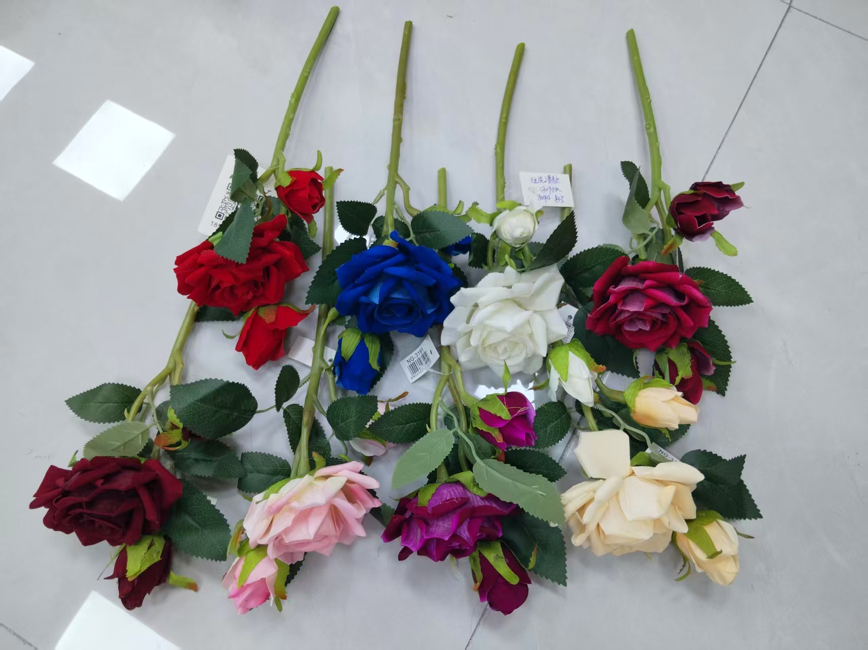 Simulation 1 flower 2 buds velvet fabric diamond rose plastic flower rose bouquet manufacturer wholesale lace wrapped rose plastic flower artificial flower silk flower artificial flower wedding indoor and outdoor DIY decorative flower shooting props in stock replenishment cabinet Application Scenario