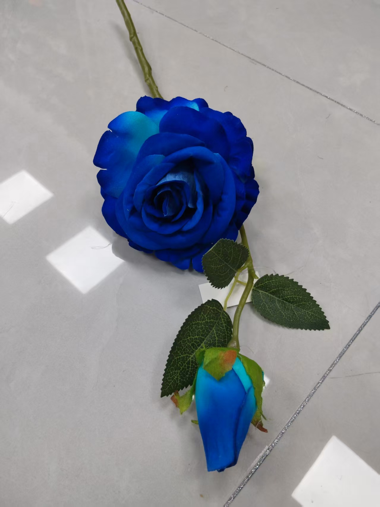 仿真1花1蕾绒布富贵玫塑料花玫瑰花束厂家批发花边包裹玫瑰塑料花假花绢花人造花婚庆室内外DIY装饰花拍摄道具现货补柜