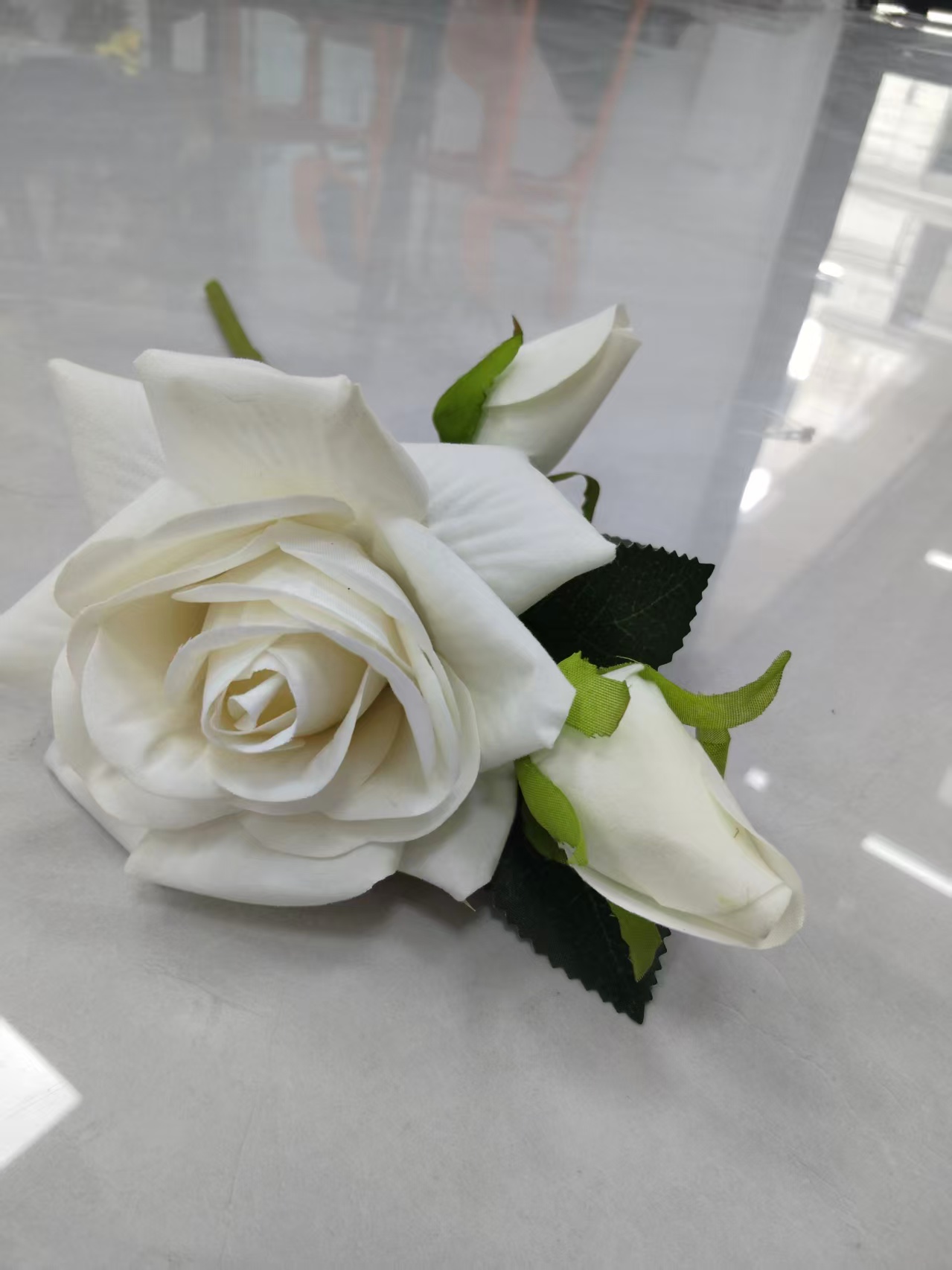 Simulated 1 flower 2 buds velvet fabric crown rose plastic flower rose bouquet manufacturer wholesale lace wrapped rose plastic flower artificial flower silk flower artificial flower wedding indoor and outdoor DIY decorative flower shooting props in stock replenishment cabinet Application Scenario