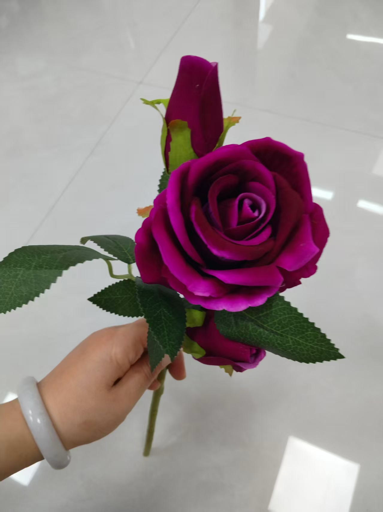 Simulation 1 flower 2 buds velvet fabric round rose plastic flower rose bouquet manufacturer wholesale lace wrapped rose plastic flower artificial flower silk flower artificial flower wedding indoor and outdoor DIY decorative flower shooting props in stock replenishment cabinet Application Scenario
