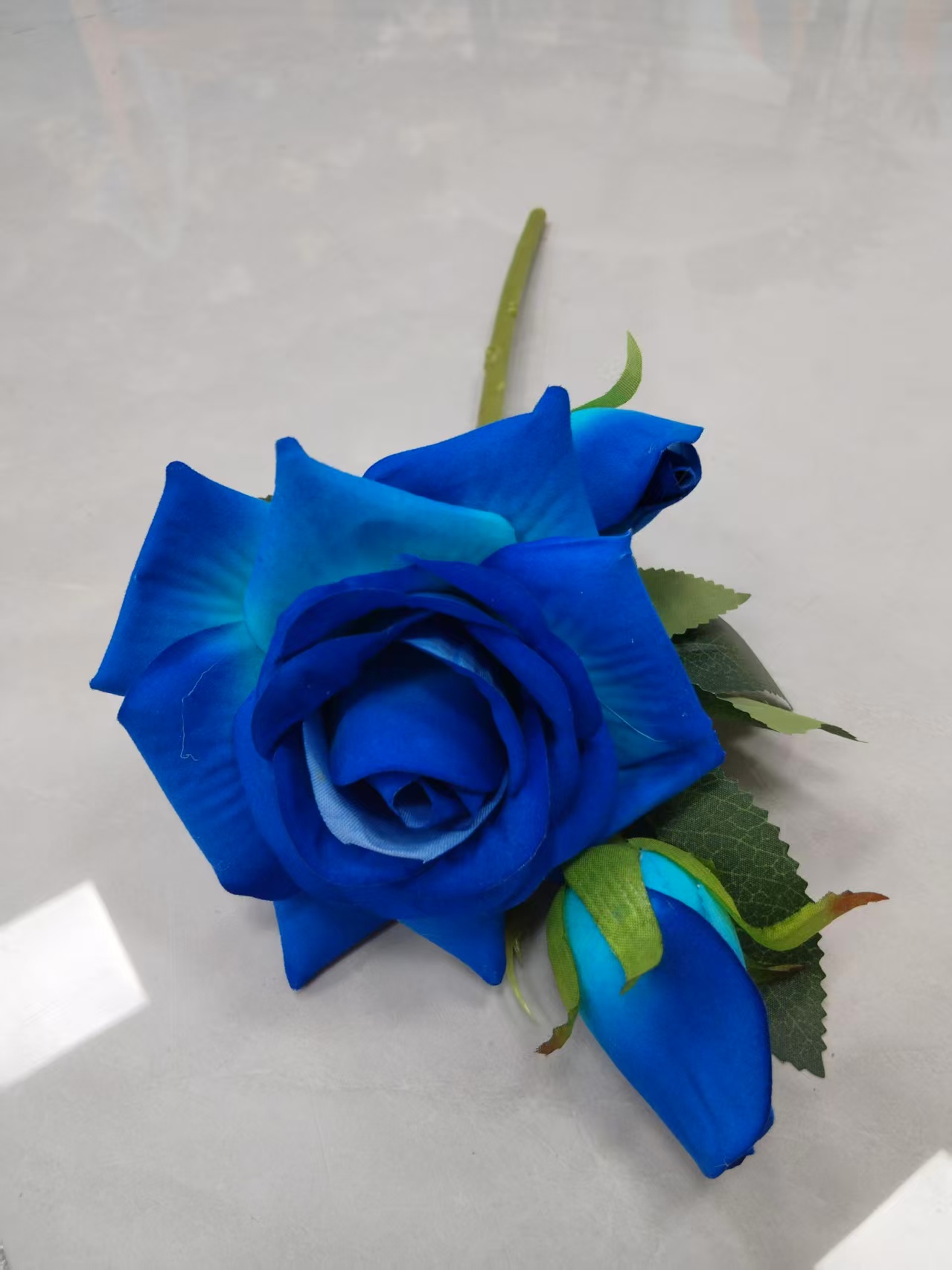 Simulated 1 flower 2 buds velvet fabric crown rose plastic flower rose bouquet manufacturer wholesale lace wrapped rose plastic flower artificial flower silk flower artificial flower wedding indoor and outdoor DIY decorative flower shooting props in stock replenishment cabinet details Picture