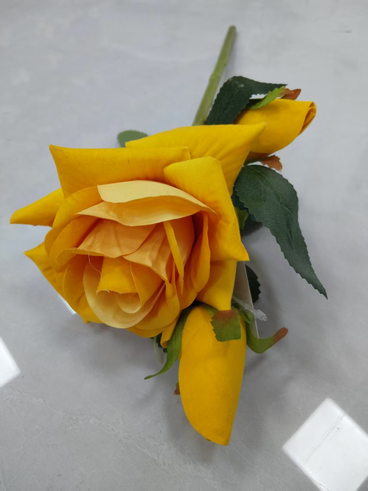 仿真1花1蕾绒布皇冠玫塑料花玫瑰花束厂家批发花边包裹玫瑰塑料花假花绢花人造花婚庆室内外DIY装饰花拍摄道具现货补柜
