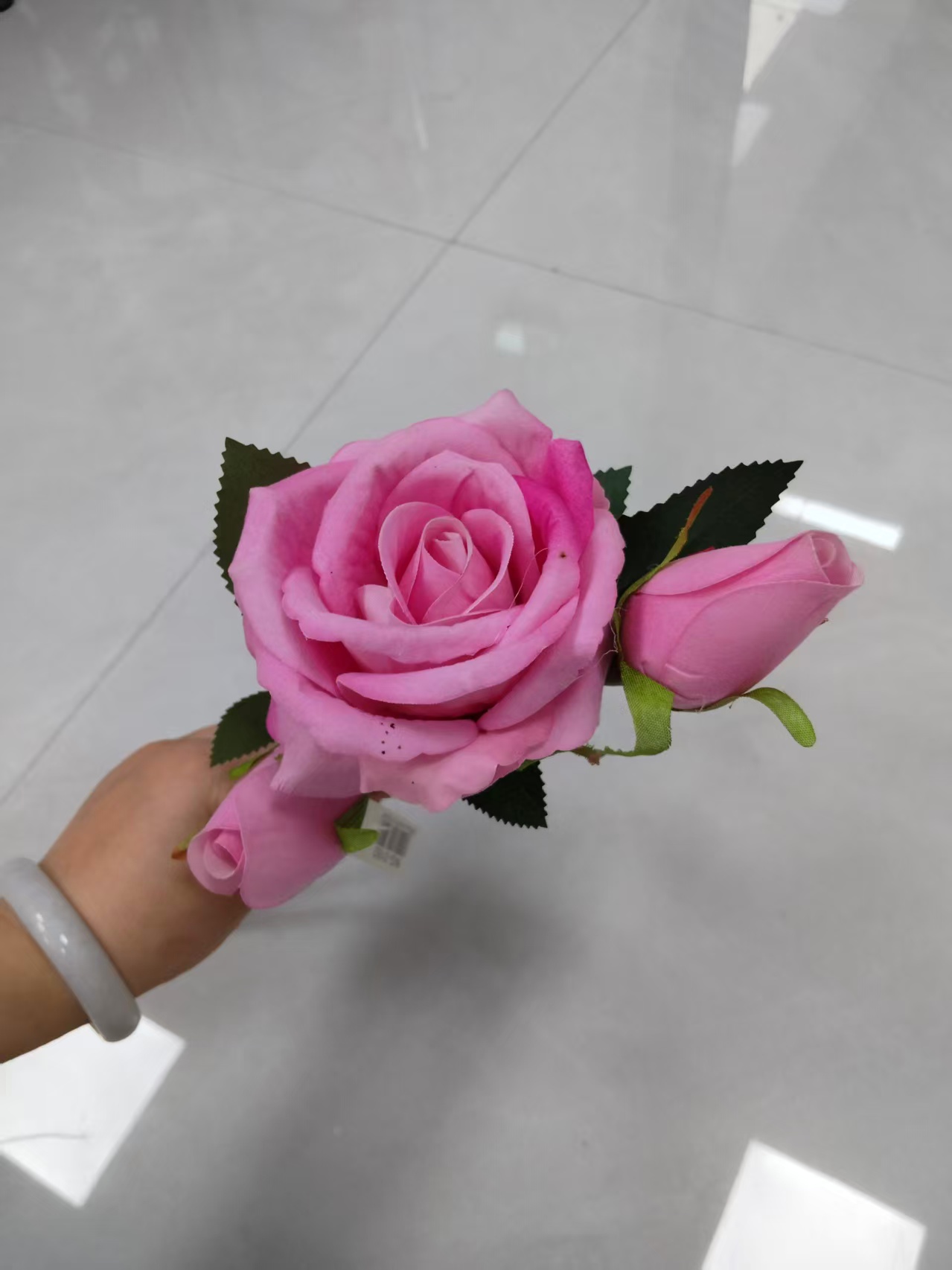 Simulation 1 flower 2 buds velvet fabric round rose plastic flower rose bouquet manufacturer wholesale lace wrapped rose plastic flower artificial flower silk flower artificial flower wedding indoor and outdoor DIY decorative flower shooting props in stock replenishment cabinet Specification image