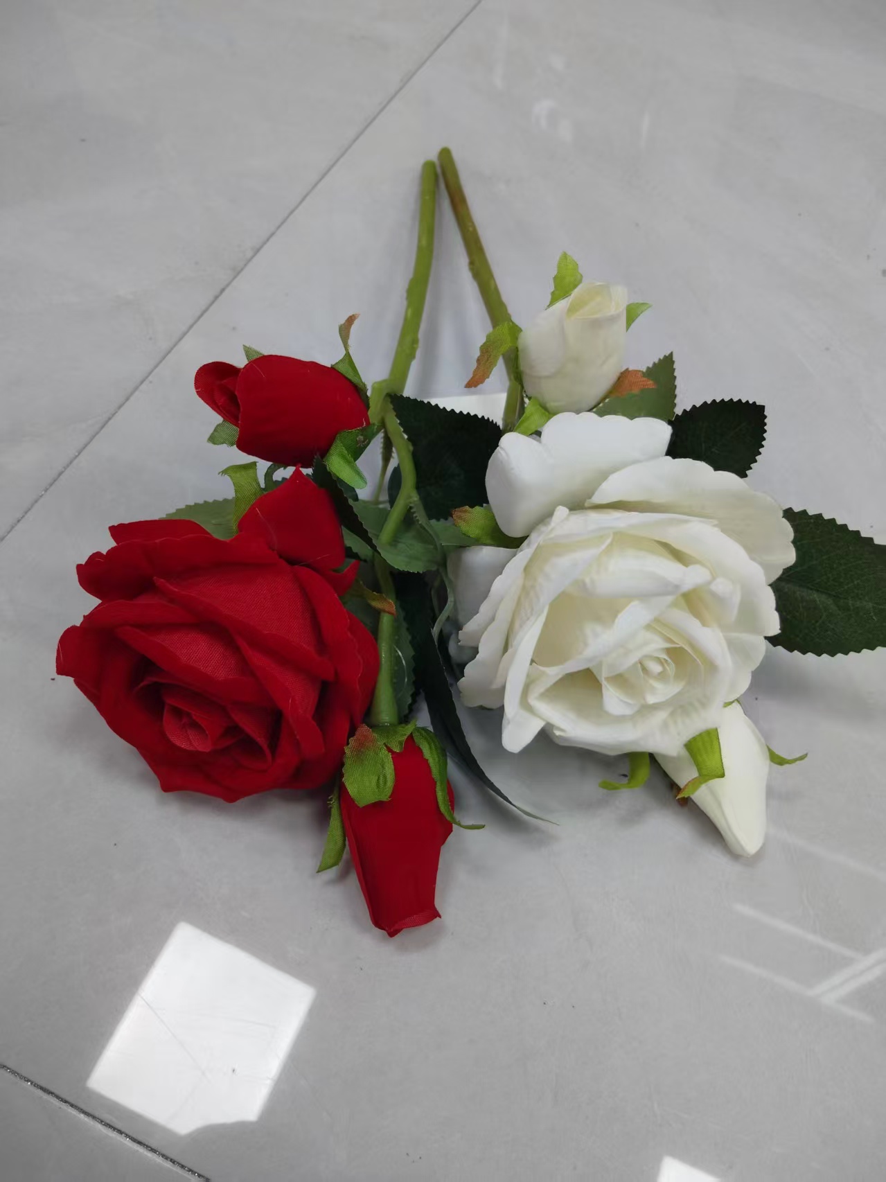 仿真1花2蕾绒布圆玫塑料花玫瑰花束厂家批发花边包裹玫瑰塑料花假花绢花人造花婚庆室内外DIY装饰花拍摄道具现货补柜