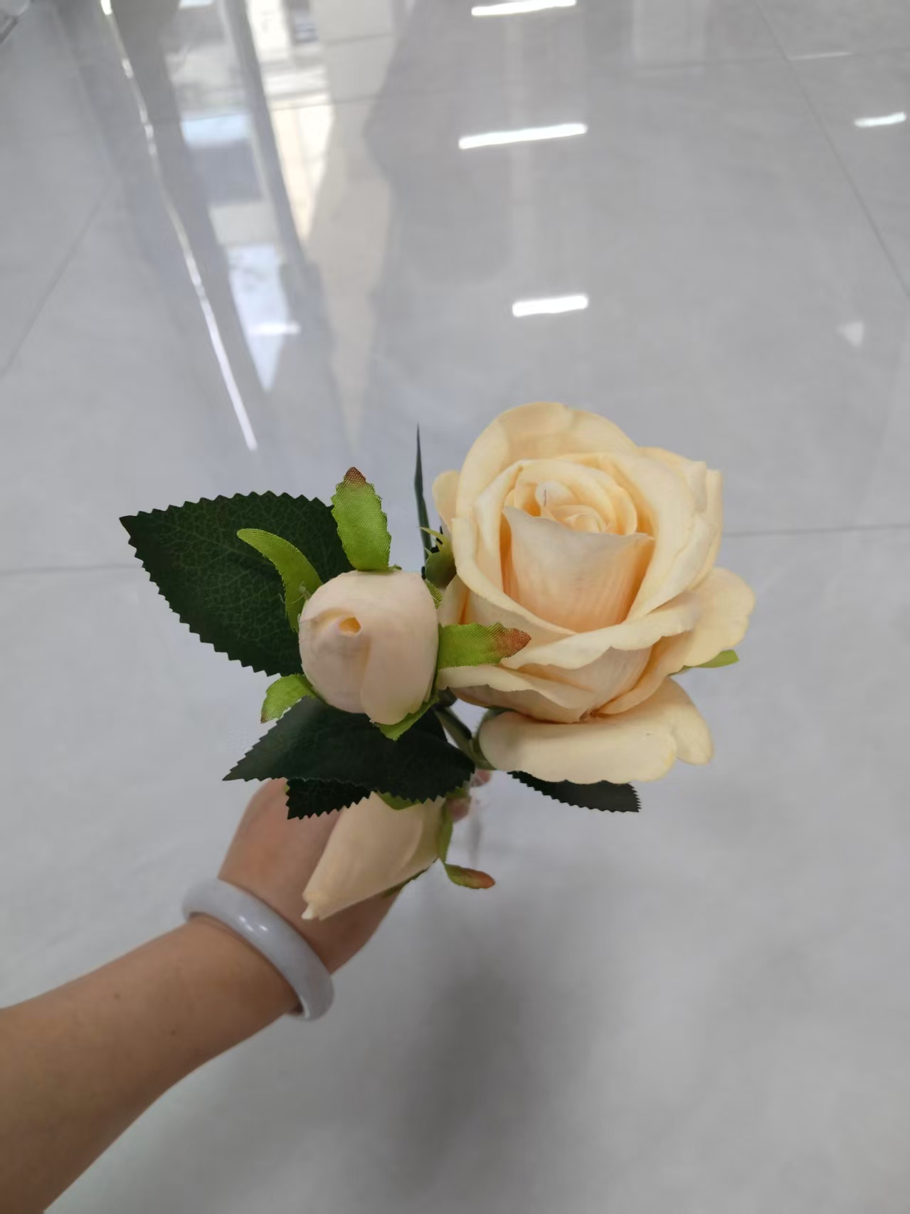 Simulation 1 flower 2 buds velvet fabric round rose plastic flower rose bouquet manufacturer wholesale lace wrapped rose plastic flower artificial flower silk flower artificial flower wedding indoor and outdoor DIY decorative flower shooting props in stock replenishment cabinet Item Picture