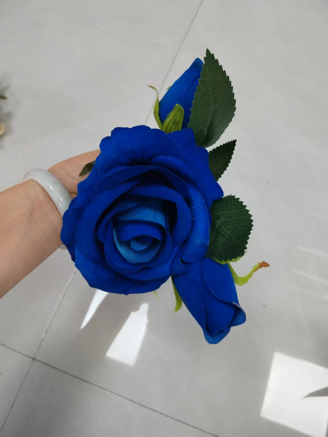 Simulation 1 flower 2 buds velvet fabric round rose plastic flower rose bouquet manufacturer wholesale lace wrapped rose plastic flower artificial flower silk flower artificial flower wedding indoor and outdoor DIY decorative flower shooting props in stock replenishment cabinet details Picture