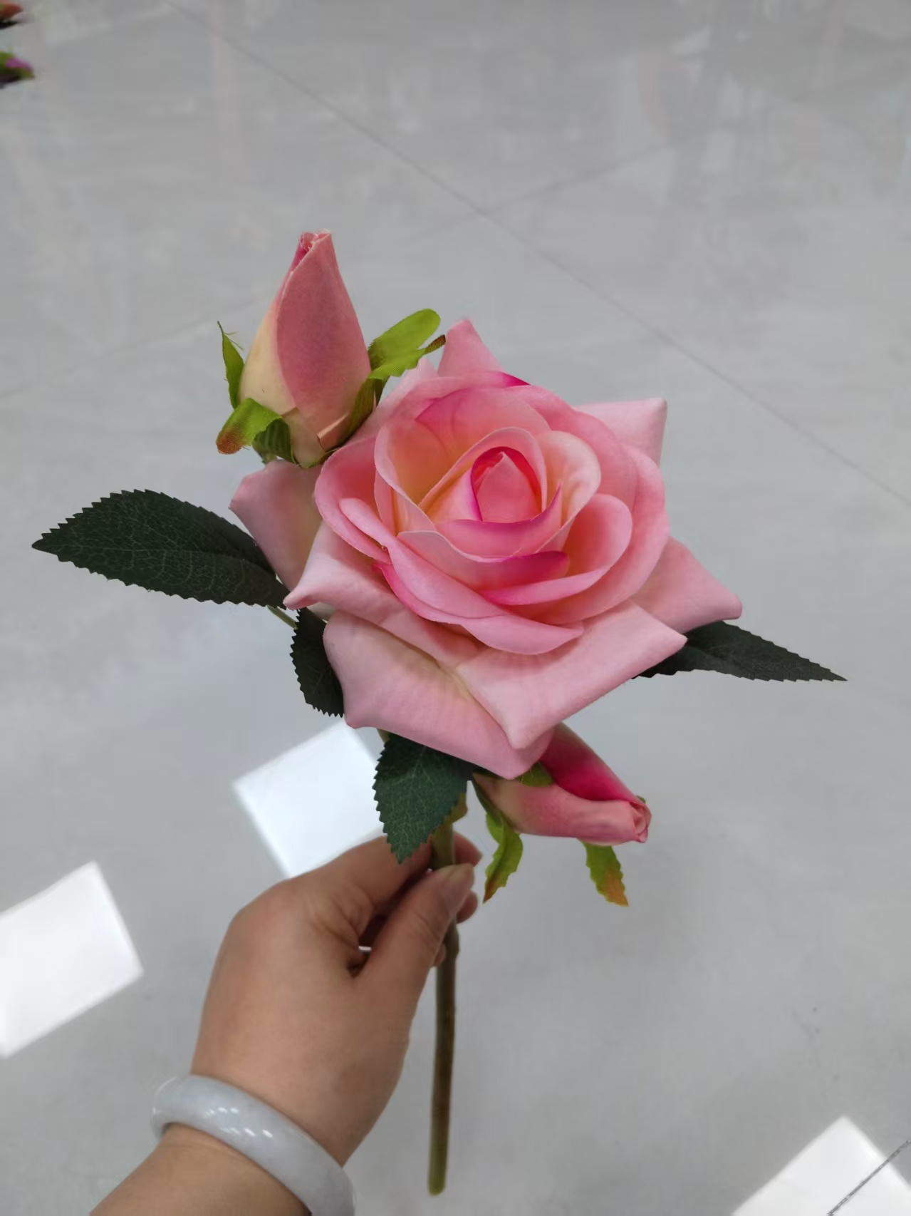 Simulated 1 flower 1 bud velvet fabric crown rose plastic flower rose bouquet manufacturer wholesale lace wrapped rose plastic flower artificial flower silk flower artificial flower wedding indoor and outdoor DIY decorative flower shooting props in stock replenishment cabinet Specification image