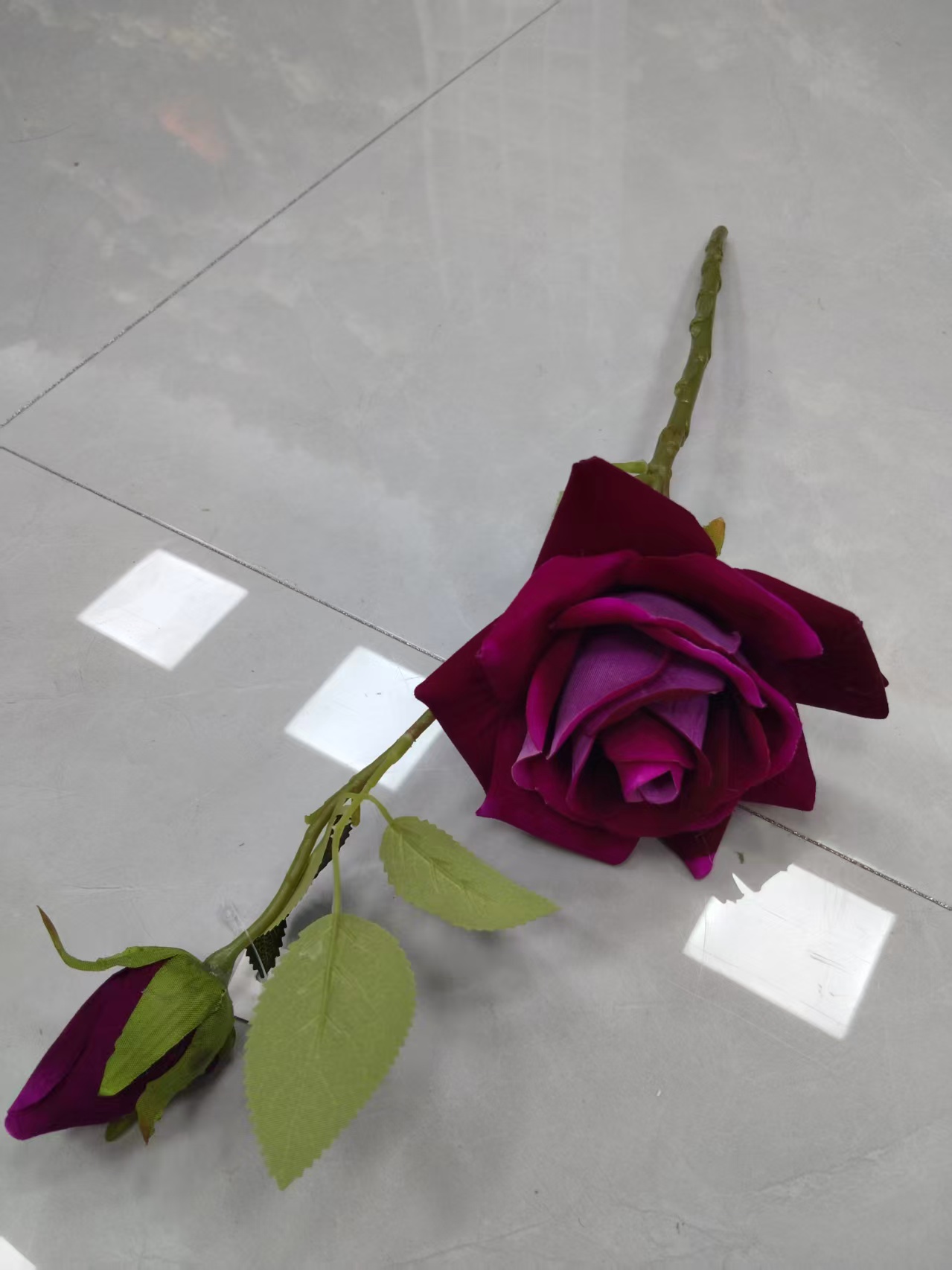 Simulated 1 flower 1 bud velvet fabric rolled edge rose plastic flower rose bouquet manufacturer wholesale lace wrapped rose plastic flower artificial flower silk flower artificial flower wedding indoor and outdoor DIY decorative flower shooting props in stock replenishment cabinet Item Picture