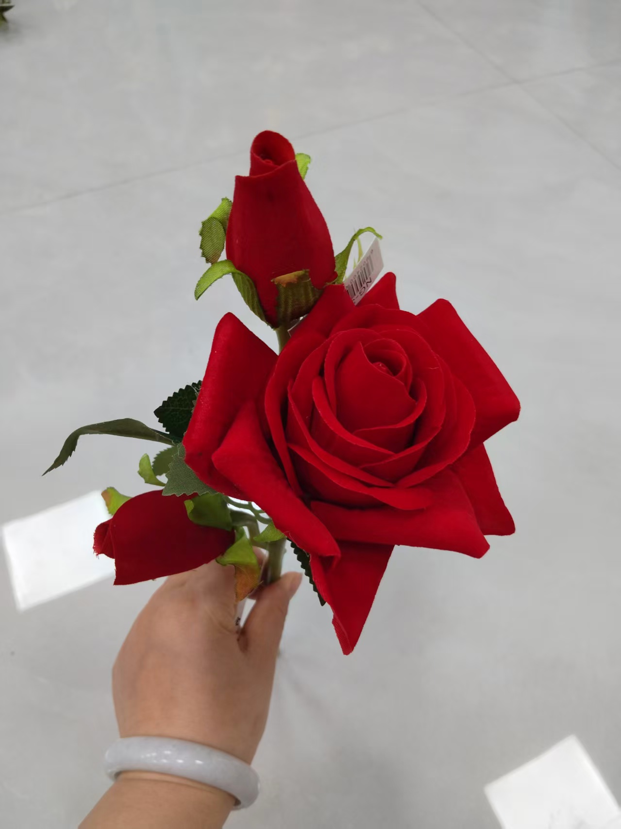 Simulated 1 flower 1 bud velvet fabric crown rose plastic flower rose bouquet manufacturer wholesale lace wrapped rose plastic flower artificial flower silk flower artificial flower wedding indoor and outdoor DIY decorative flower shooting props in stock replenishment cabinet Application Scenario