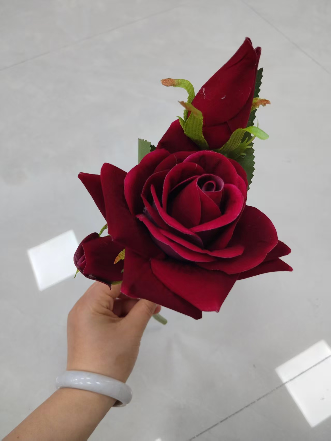 Simulated 1 flower 1 bud velvet fabric crown rose plastic flower rose bouquet manufacturer wholesale lace wrapped rose plastic flower artificial flower silk flower artificial flower wedding indoor and outdoor DIY decorative flower shooting props in stock replenishment cabinet details Picture