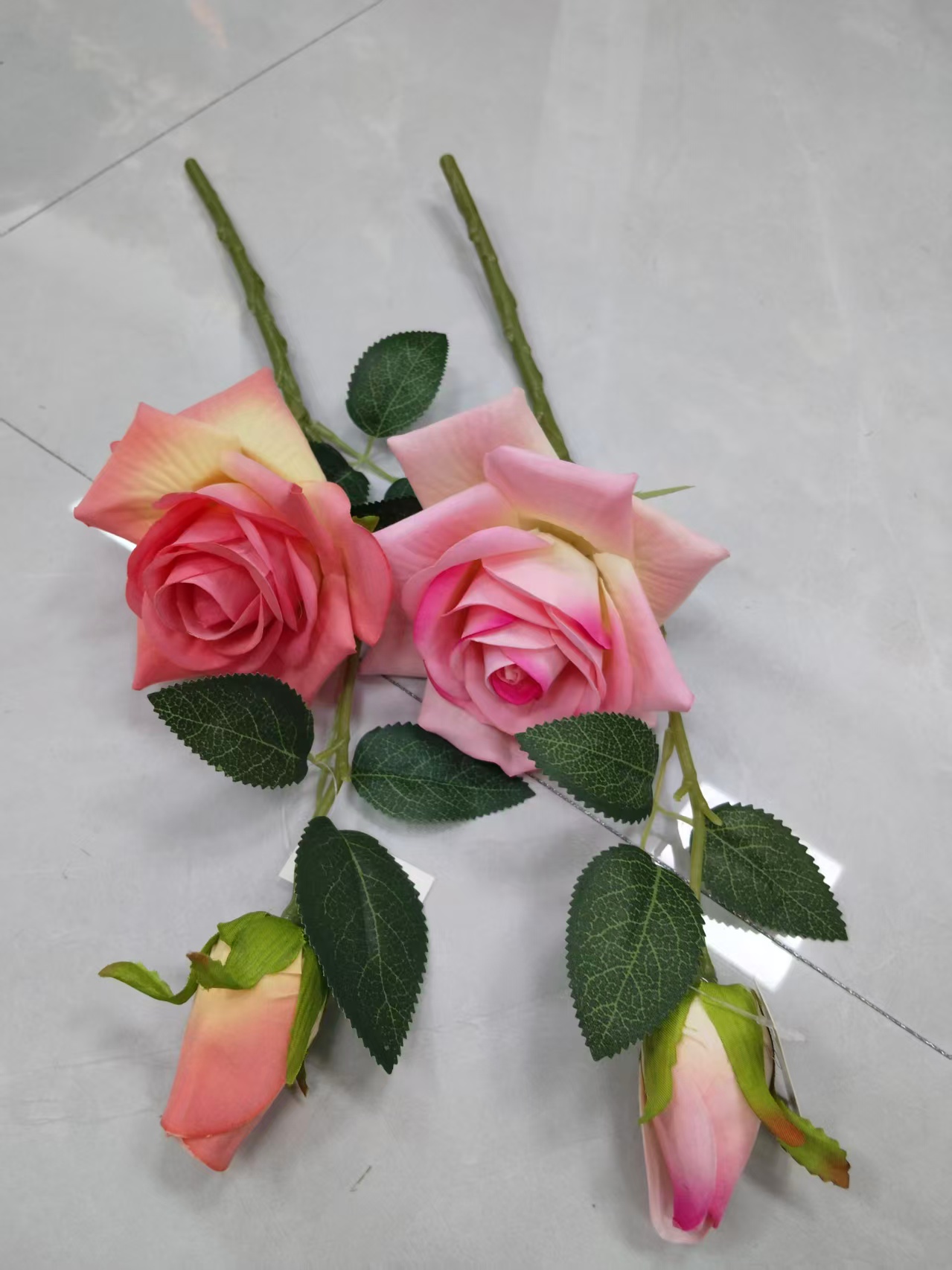 Simulated 1 flower 1 bud velvet fabric rolled edge rose plastic flower rose bouquet manufacturer wholesale lace wrapped rose plastic flower artificial flower silk flower artificial flower wedding indoor and outdoor DIY decorative flower shooting props in stock replenishment cabinet Application Scenario