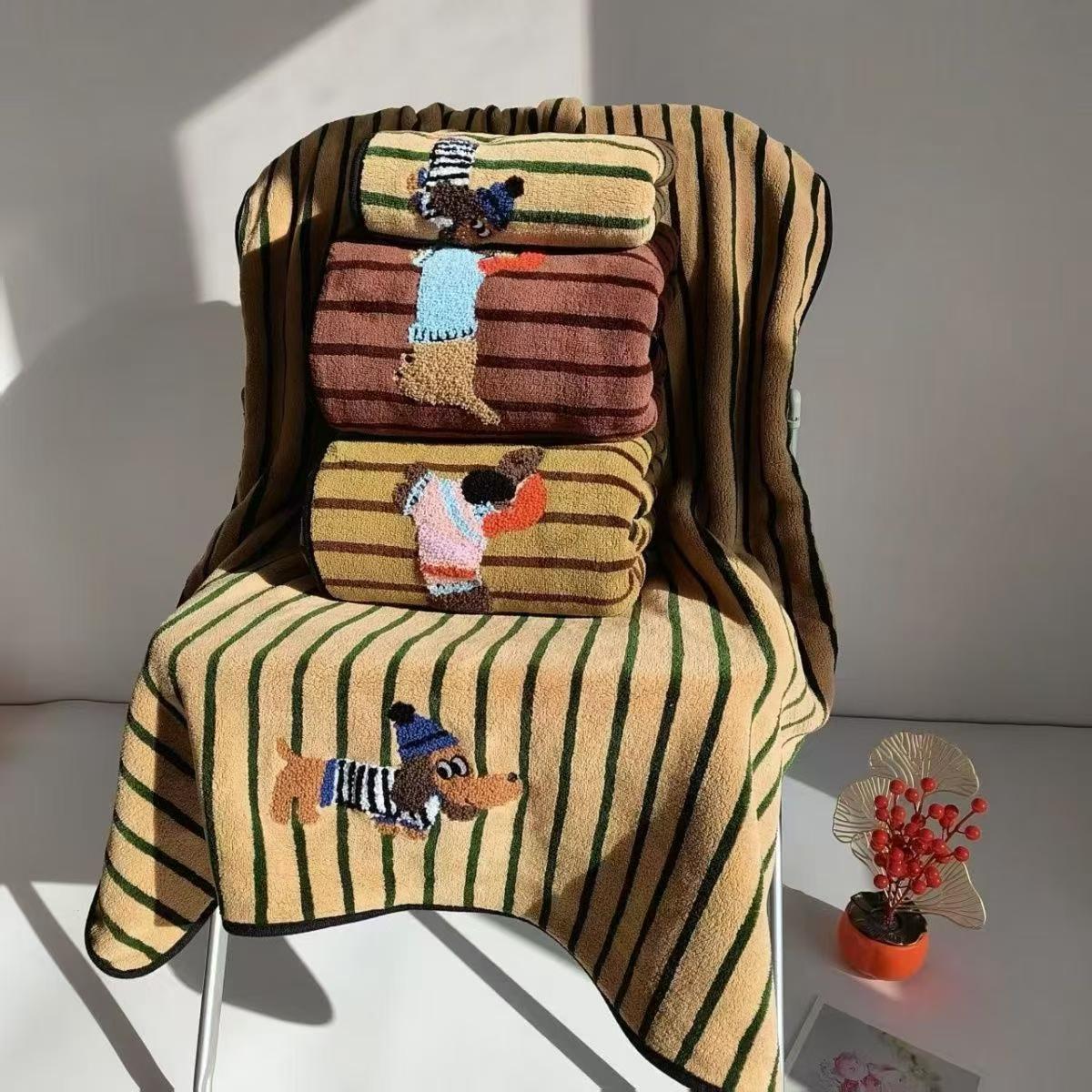 The coral fleece bath towel is made of polyester fabric and features a variety of water-absorbing cartoon patterns Specification image