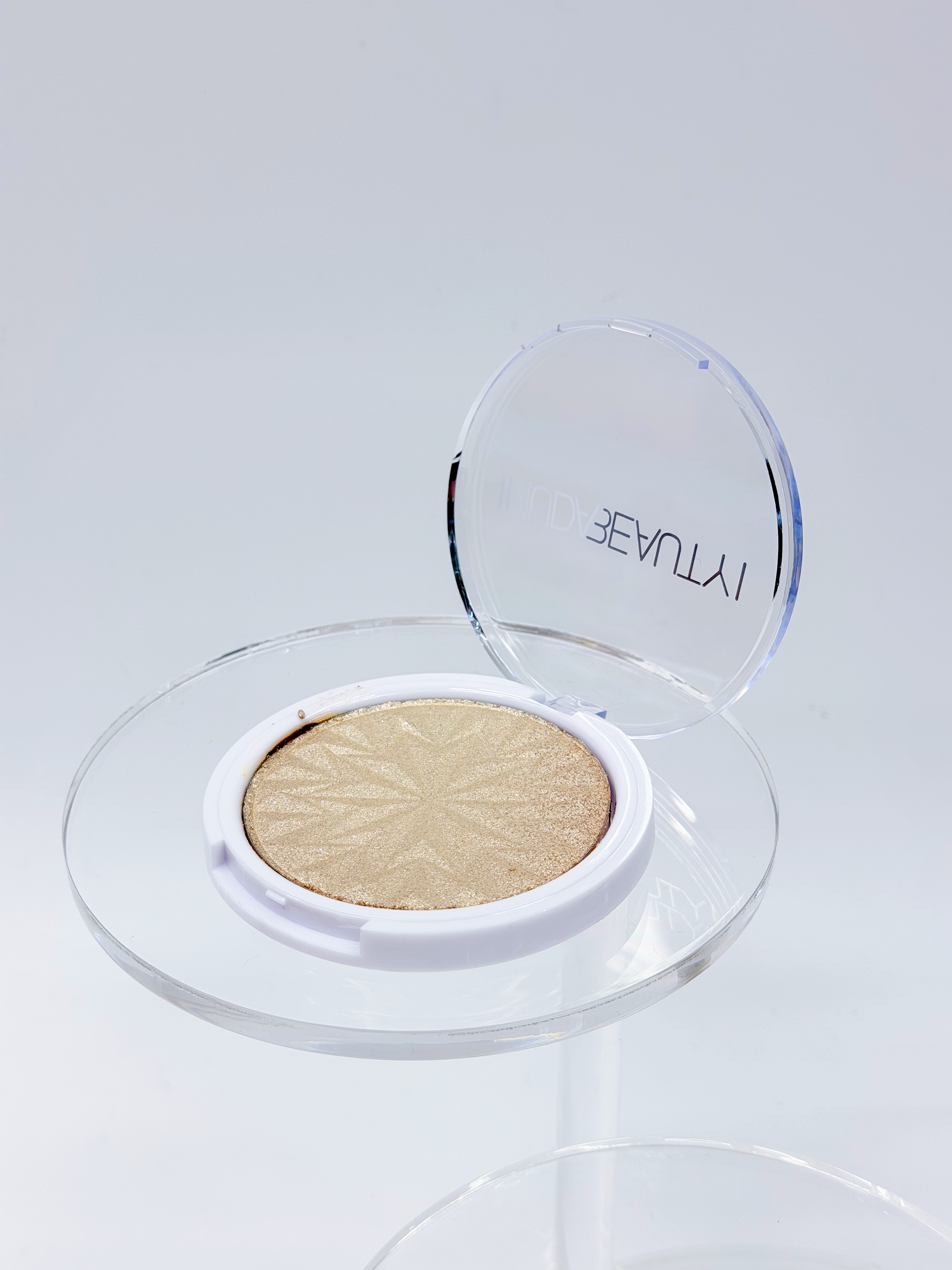 Cross-border export of IHUDABEAUTYI diamond Sparkling High-gloss Powder Fine professional cosmetics Application Scenario