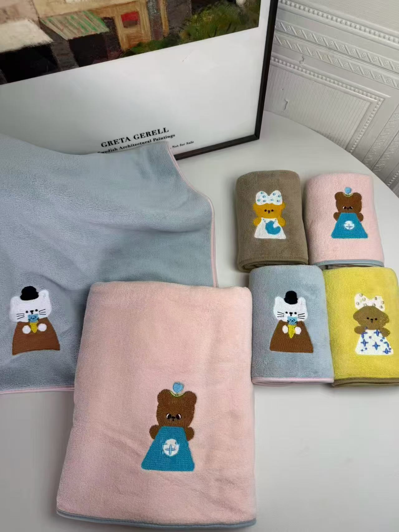 The coral fleece bath towel is made of polyester fabric and features a variety of water-absorbing cartoon patterns Item Picture