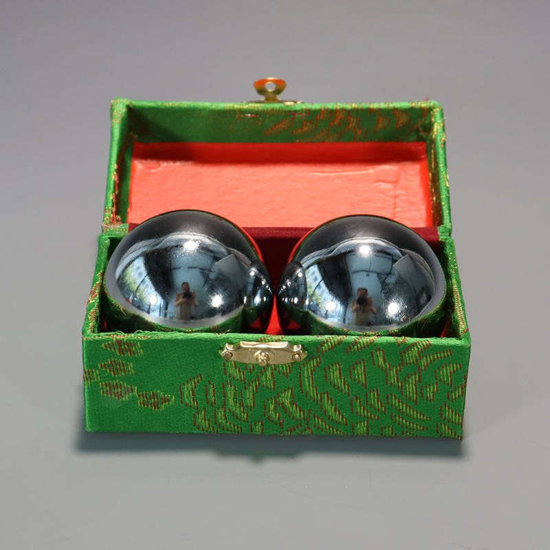 Baoding iron ball chrome-plated solid hollow bell sound middle-aged and elderly leisure sports hand massage regular box fitness handball
