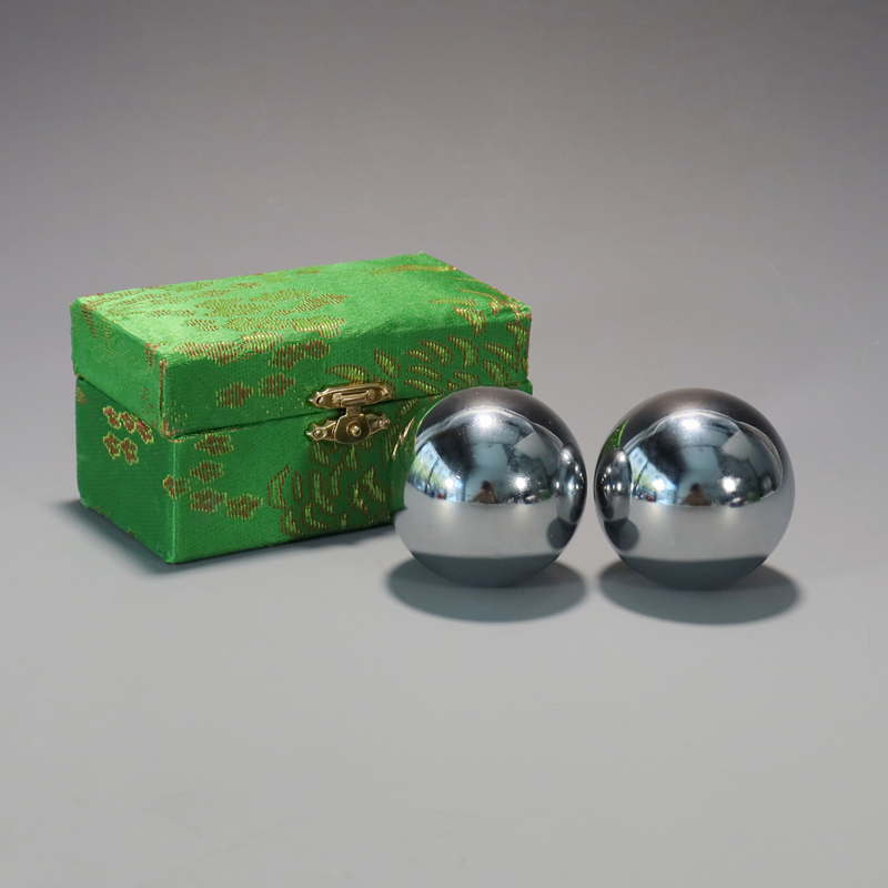 Baoding iron ball chrome-plated solid hollow bell sound middle-aged and elderly leisure sports hand massage regular box fitness handball details Picture
