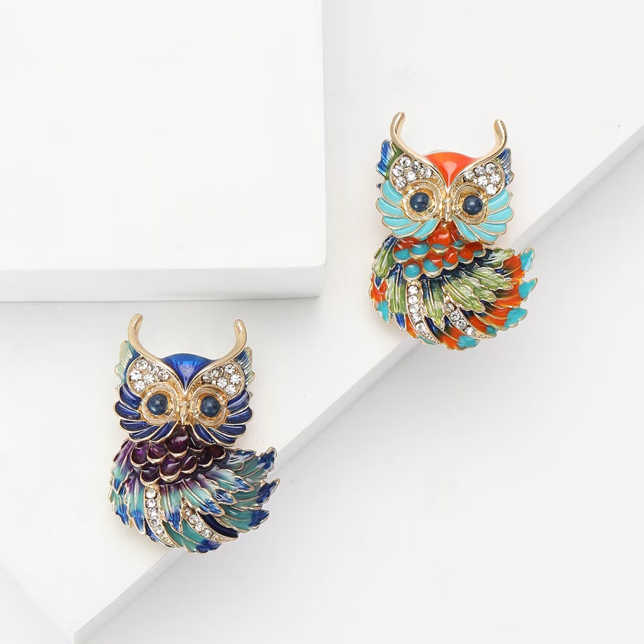 European and American cute alloy enamel owl brooch, a niche and versatile women's suit cardigan brooch accessory