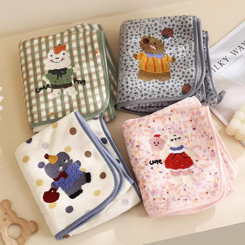The coral fleece bath towel is made of polyester fabric and features a variety of water-absorbing cartoon patterns details Picture