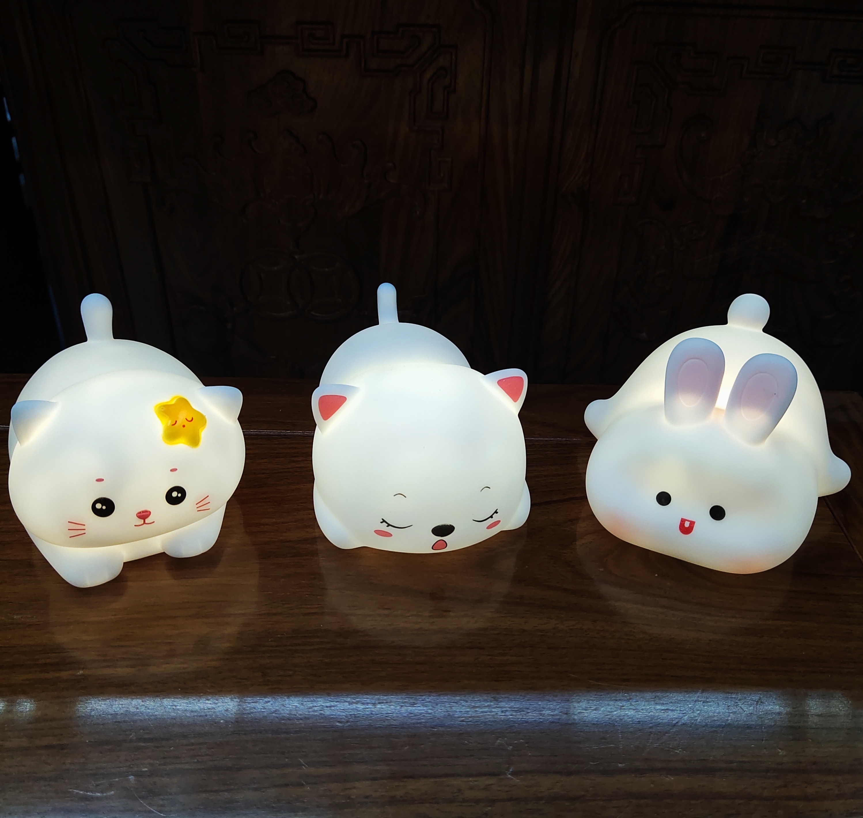 Hot-selling cat and rabbit night lights, birthday gifts for children and girls, bedside lamps, bedroom sleep patting lights, toys, and luminous toys Application Scenario