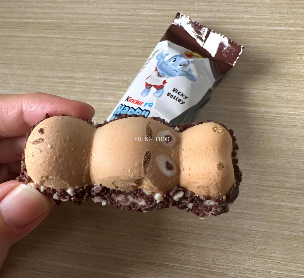Free shipping! Kinder Happy River Horse T1 Milk Cocoa Sauce Filled Wafer Biscuits 20.7g Children's Snack Food Application Scenario
