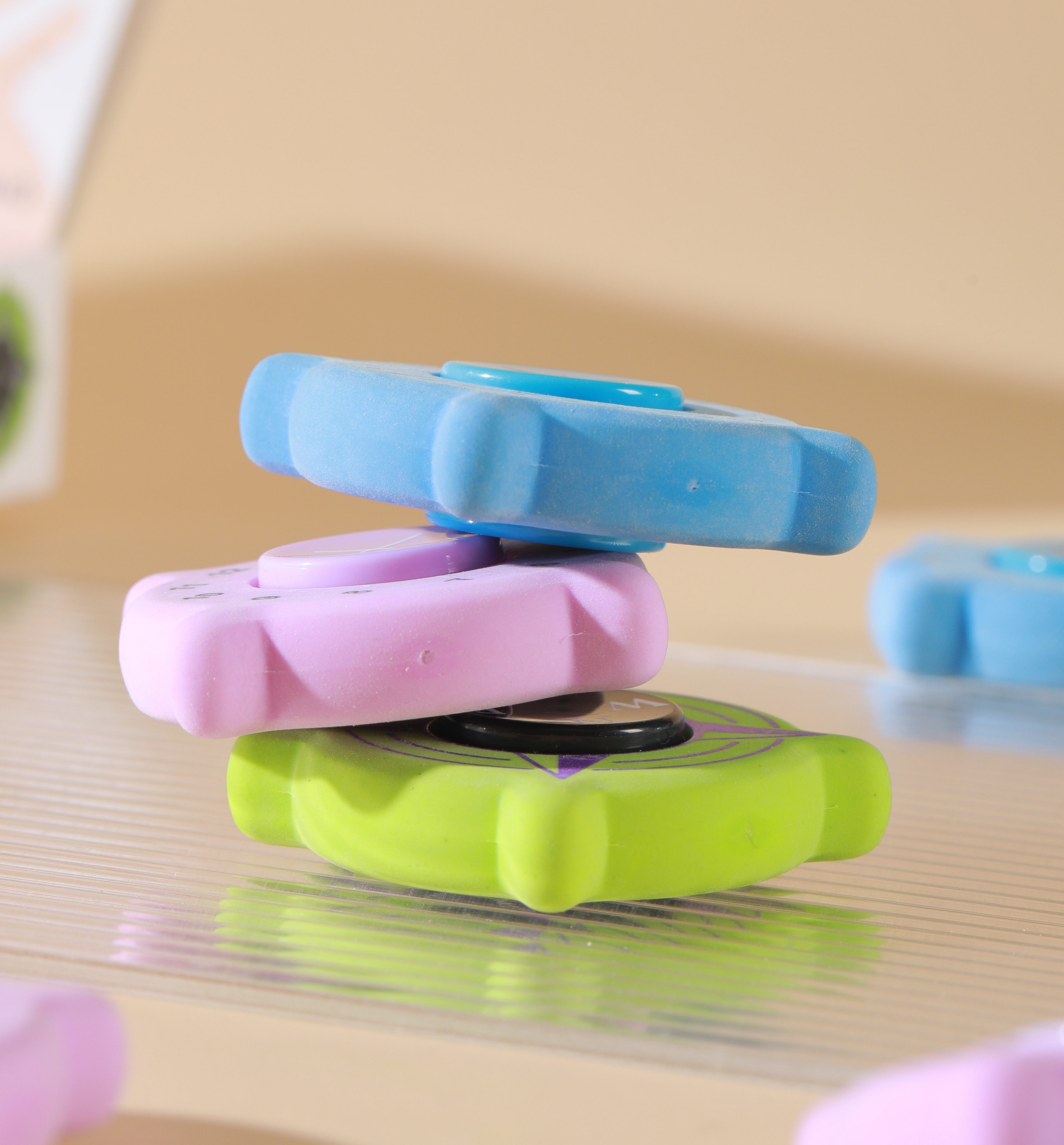 HR-09810 Cute Rubber Compass Rotating Finger Gyroscope Eraser Application Scenario