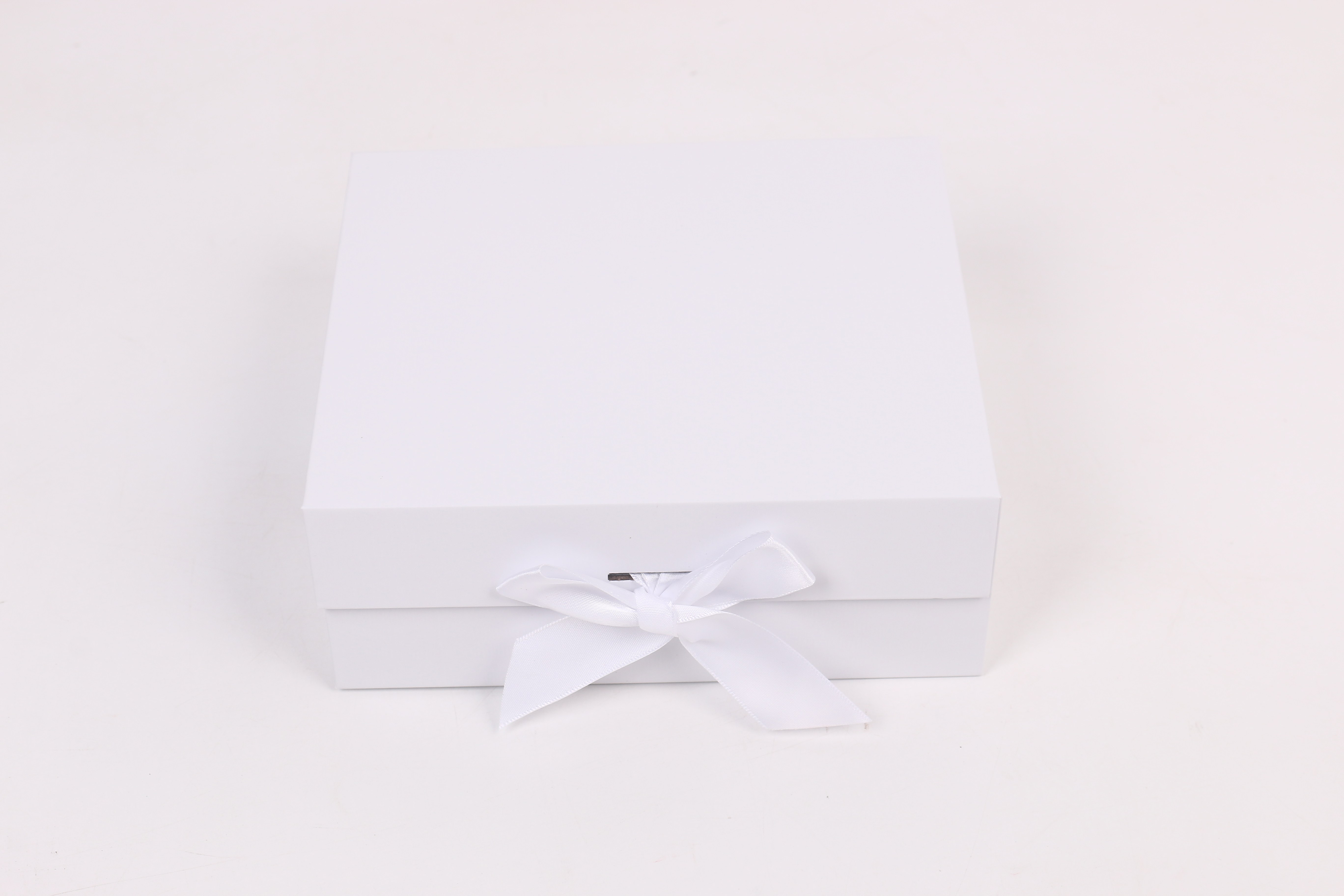 Z225# Small single folding gift box, creative gift packaging box, ribbon style magnetic folding box details Picture